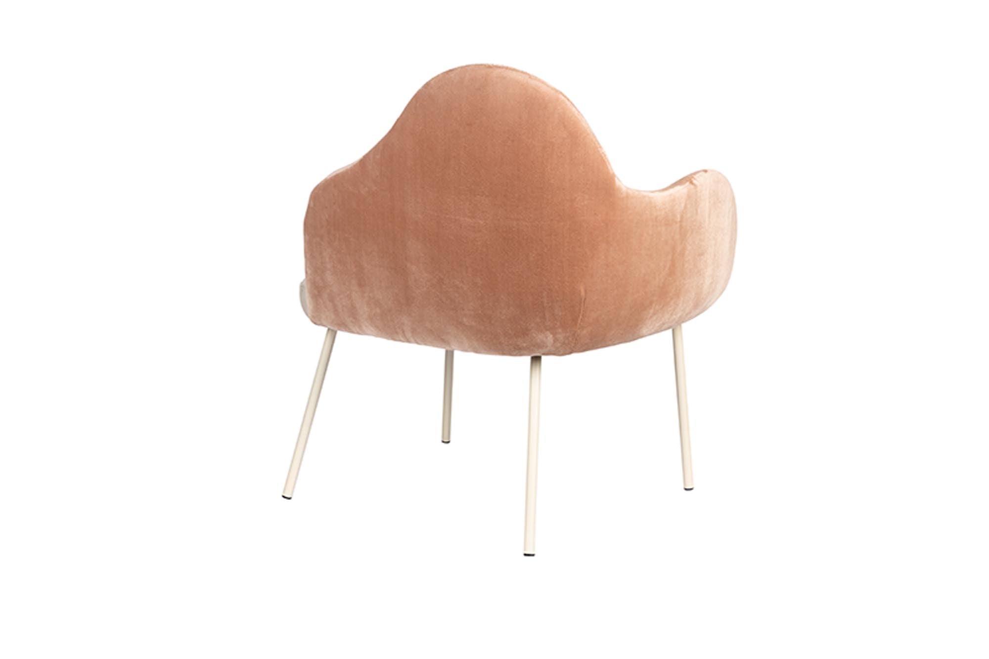 Erleben Sie den Sessel Friuli von Zuiver: Stilvolles Design, optimale Polsterung und robuste Eisenbeine für höchsten Sitzkomfort in jedem Zuhause.