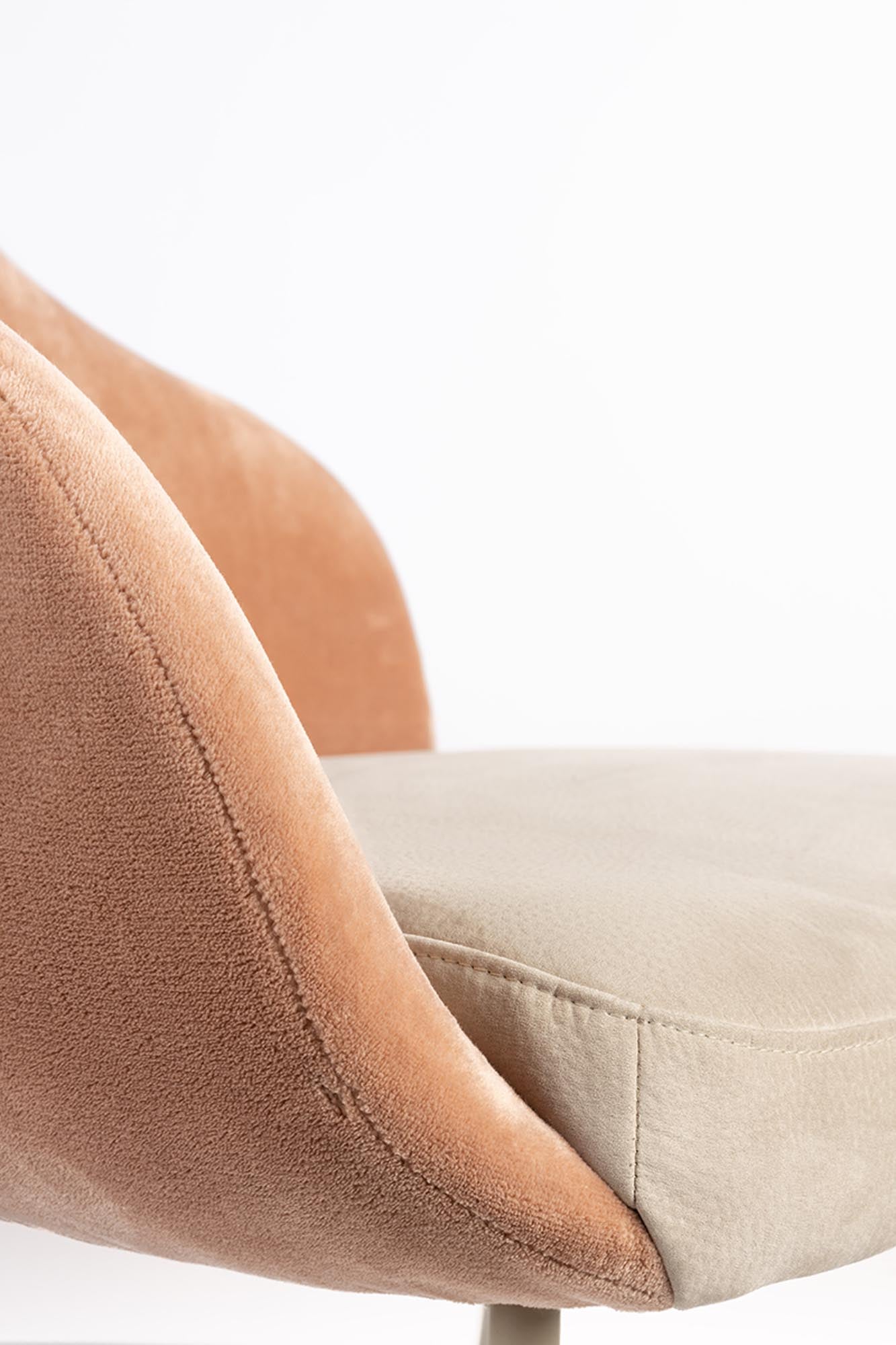 Entdecken Sie den Sessel Friuli von Zuiver: Stilvolles Design, bequeme Polsterung und pflegeleichte Materialien für jeden Raum.