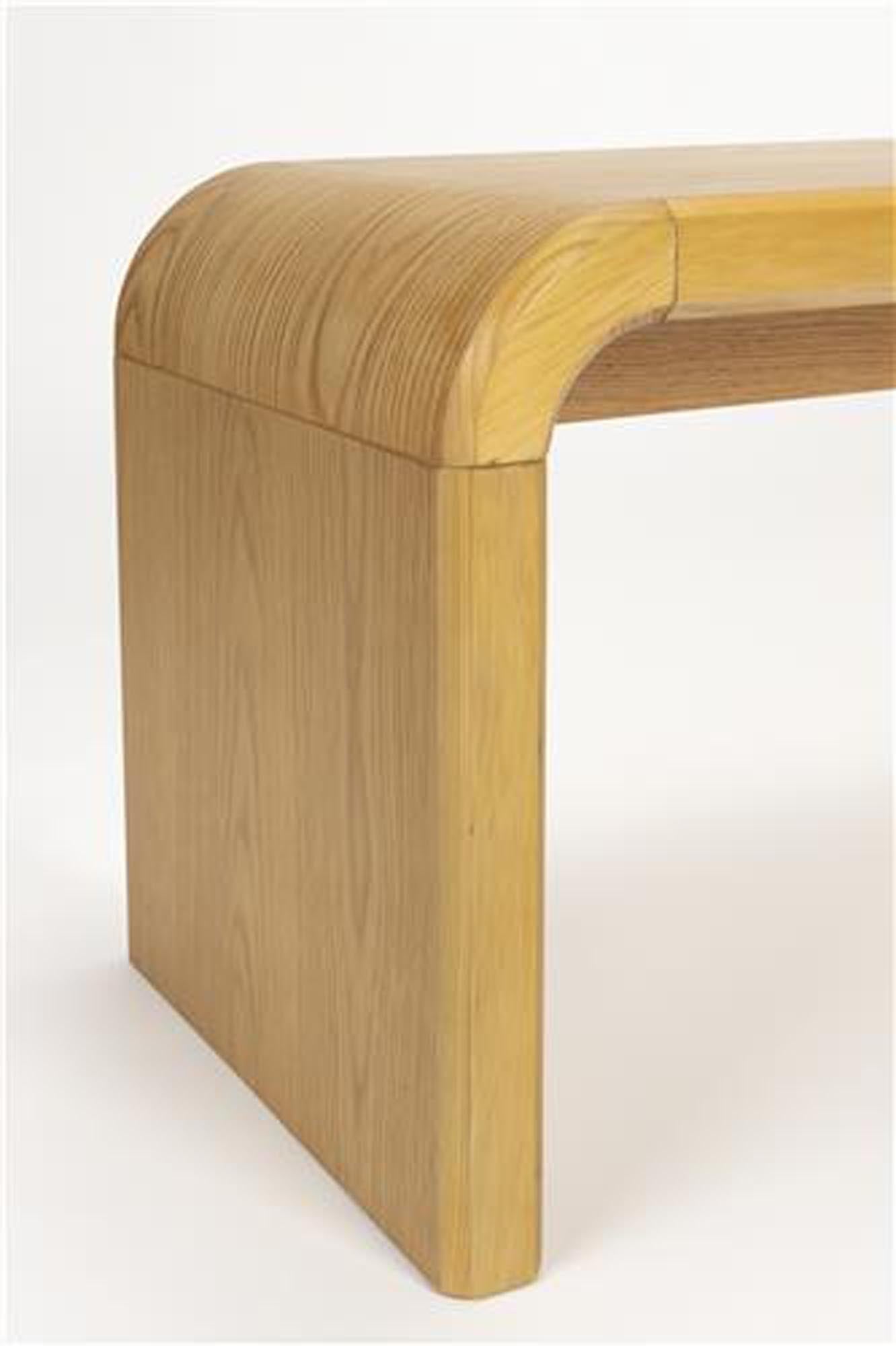 Entdecke die Bank Brave von Zuiver: Elegante Sitzbank aus Eichenholz, ideal für jeden Raum und jeden Einrichtungsstil.