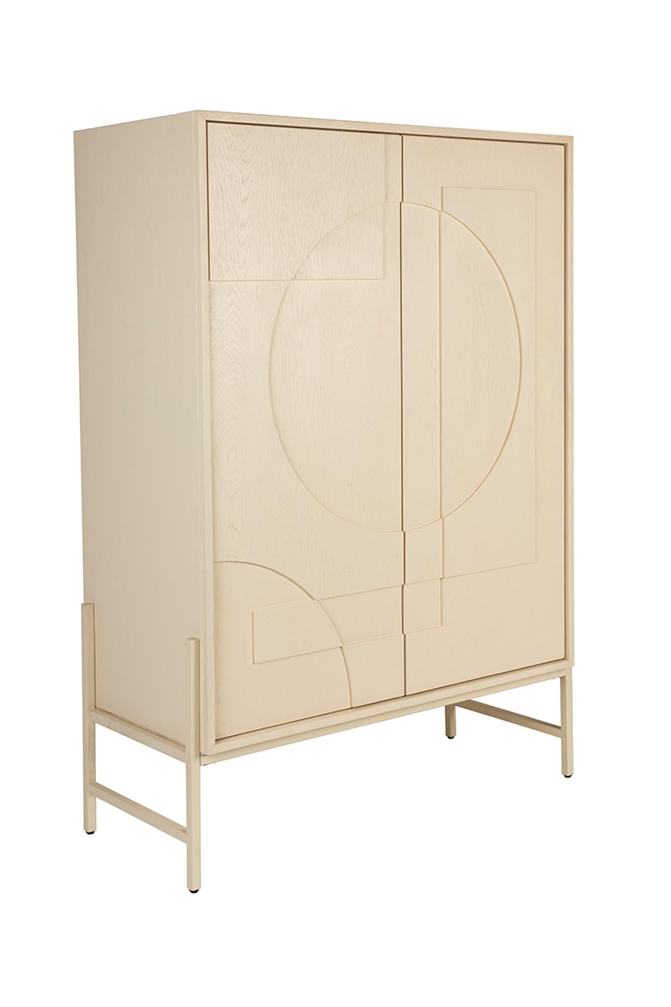 Stilvolles Cabinet Faces von Zuiver: Edles Eichenholz, moderne Metallrahmen und durchdachte Stauraumlösungen für ein elegantes Zuhause.