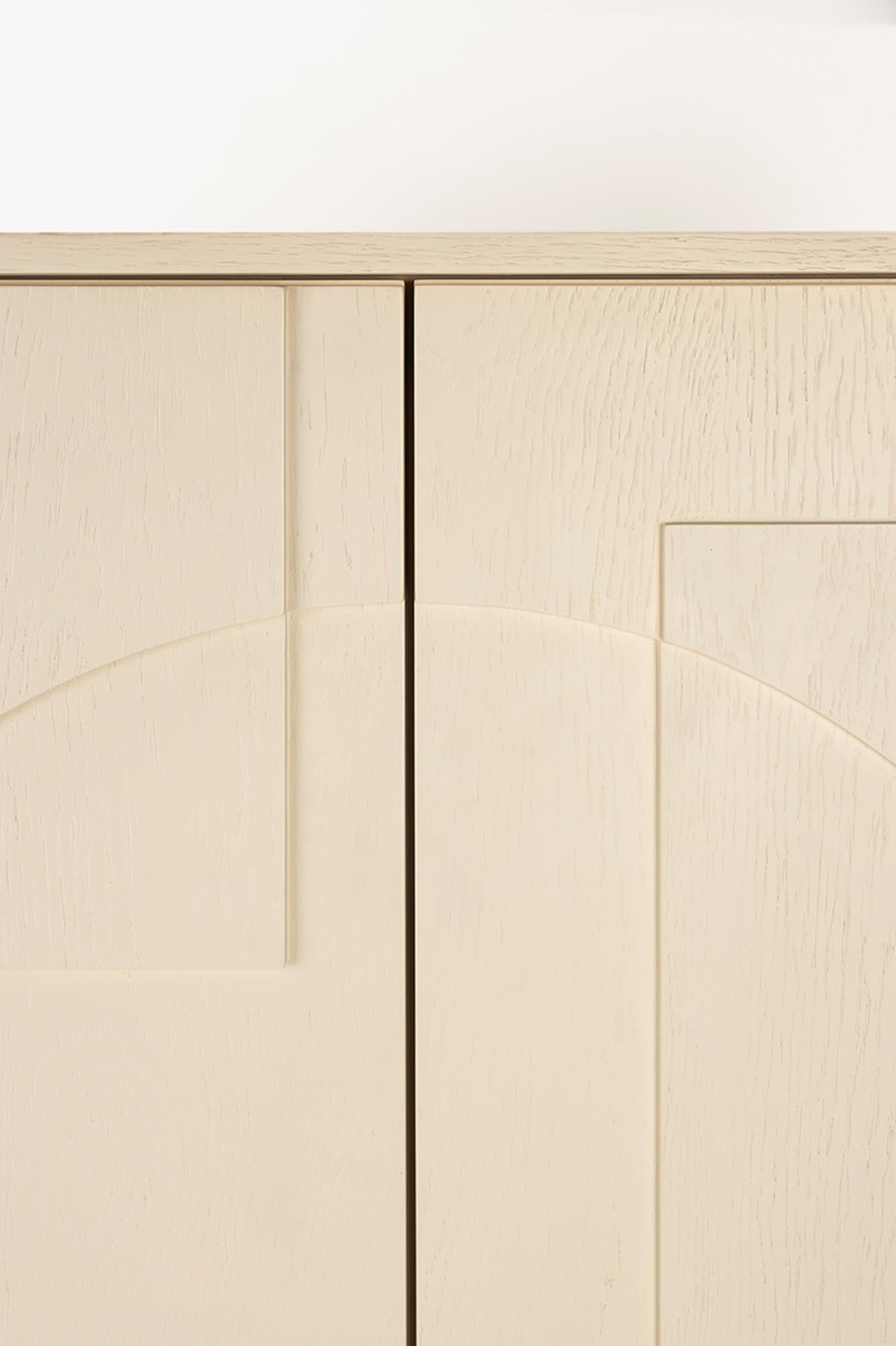 Stilvolles Cabinet Faces von Zuiver: Eichenholz, Metallrahmen, grosszügiger Stauraum, skandinavisches Design.