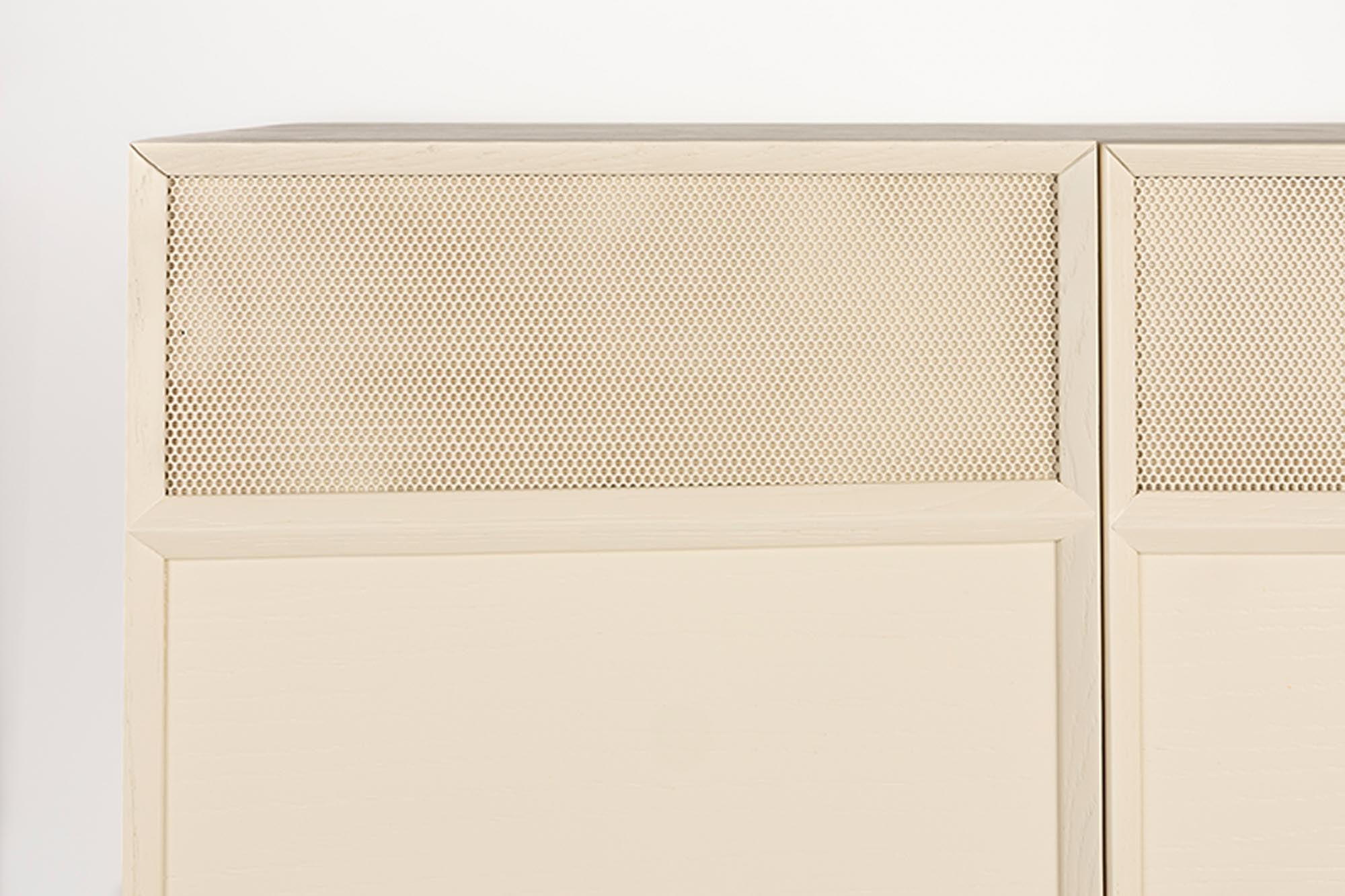 Cabinet June von Zuiver: Stilvolles Möbelstück aus Eichenholz mit modernen Metallakzenten und viel Stauraum für Ihr Zuhause.