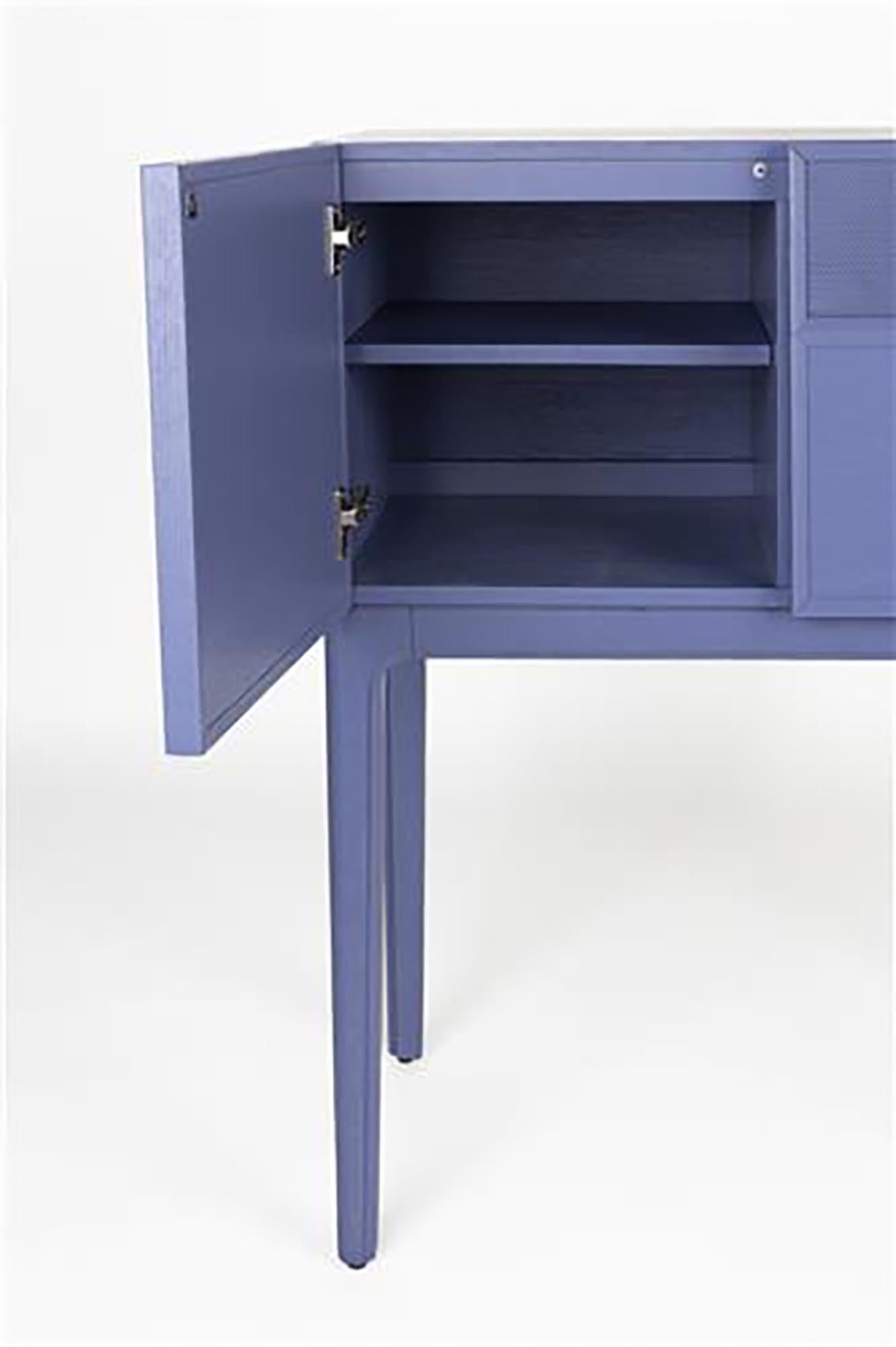 Entdecken Sie das Cabinet June von Zuiver: Eleganz und Funktionalität vereint in einem stilvollen Möbelstück aus hochwertigem Eichenholz.