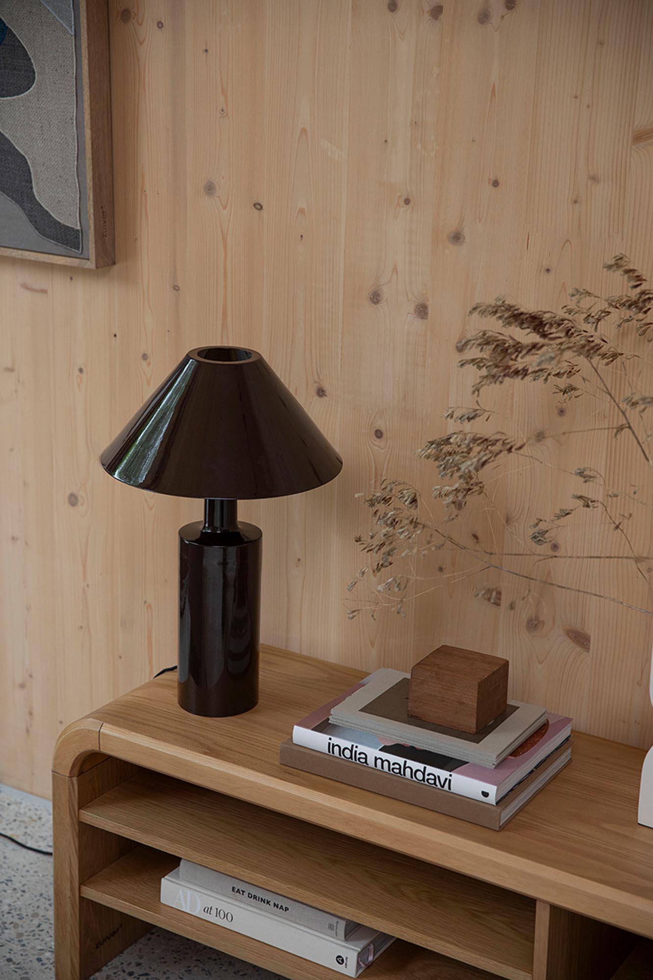 Elegantes Sideboard Brave von Zuiver: Eichenfurnier, Gummibaumholz, viel Stauraum, zeitloses Design, langlebig, einzigartig.