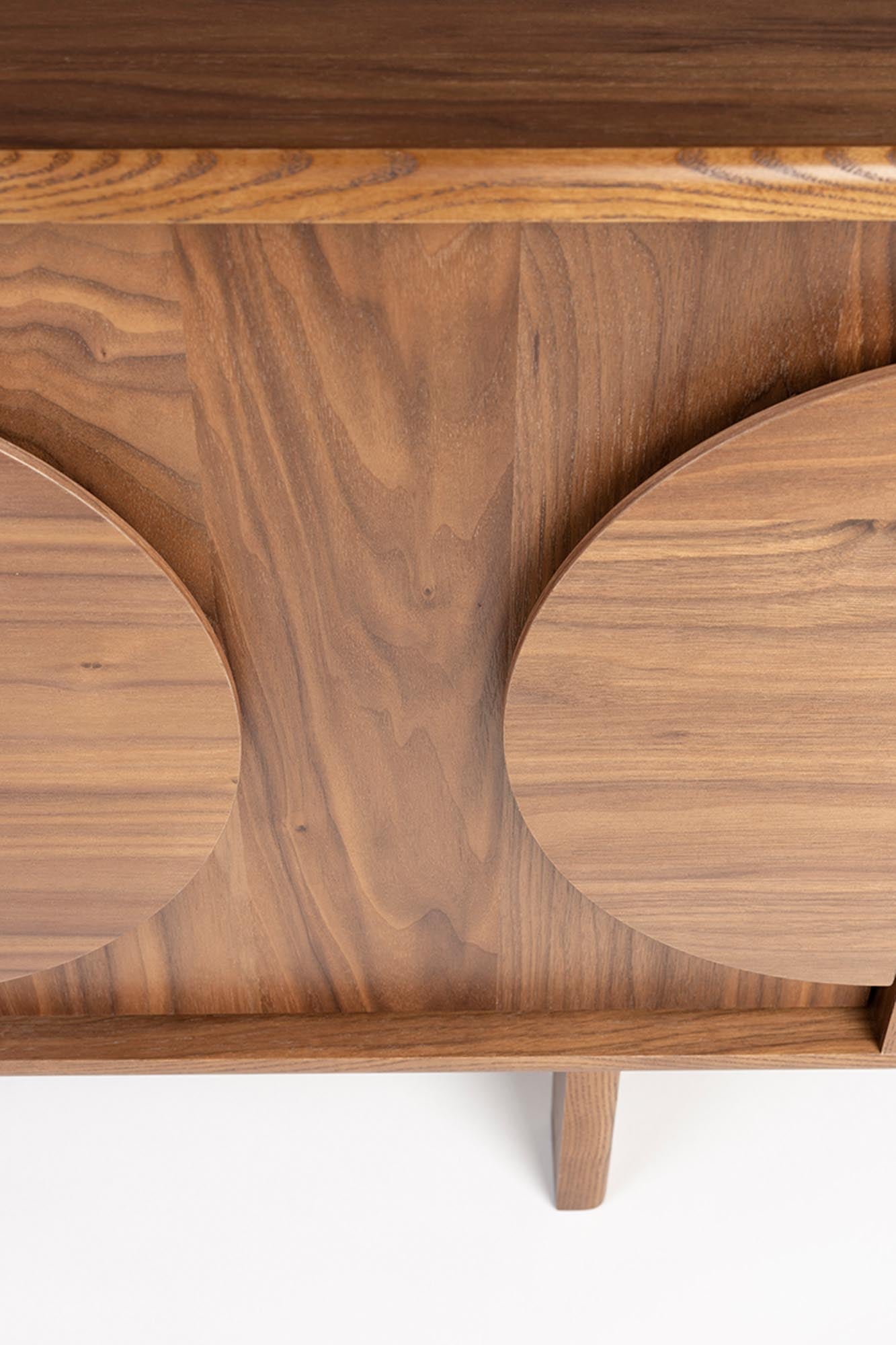 Modernes Sideboard Groove 3 Doors von Zuiver: Hochwertige Eiche, großzügiger Stauraum und stilvolles Design für jedes Zuhause.