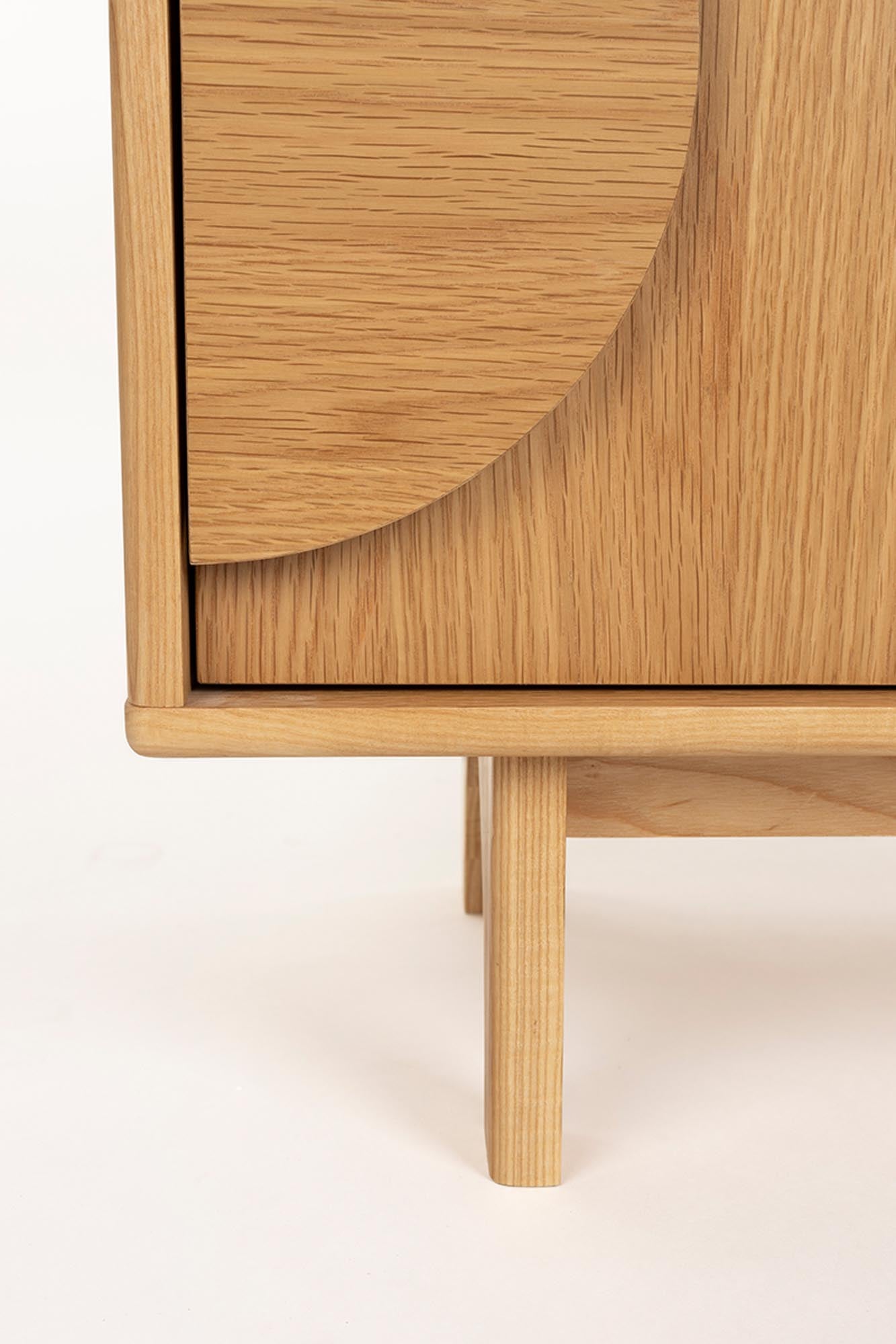Entdecken Sie das elegante Sideboard Groove von Zuiver: 2 Türen, edles Walnussfurnier, praktische Stauraumlösungen und modernes Design.
