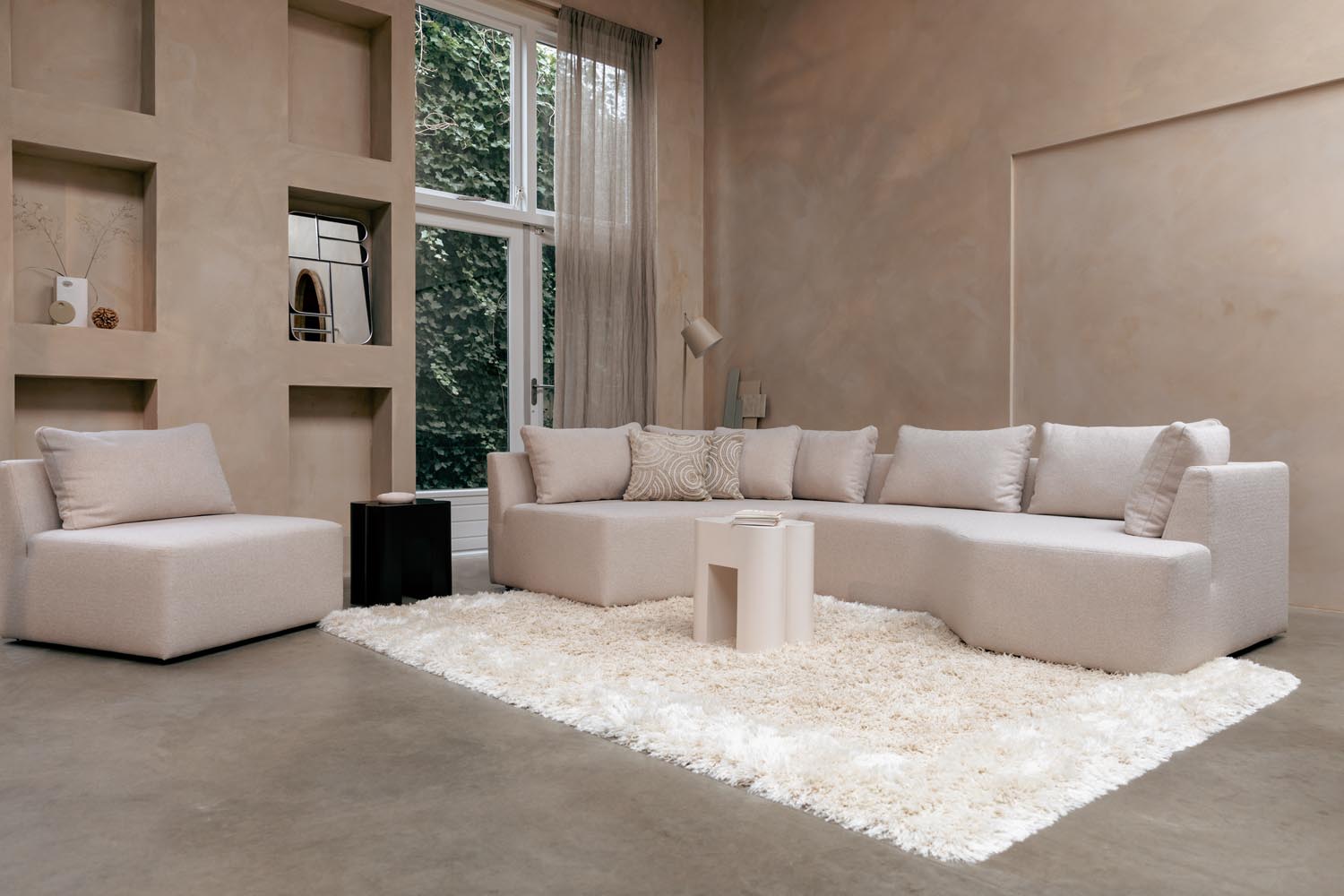 Erleben Sie das Prosper Sofa Left von Zuiver: Ein elegantes 3er Sofa mit brutalistischer Ästhetik, ideal für stilvolle Wohnräume.