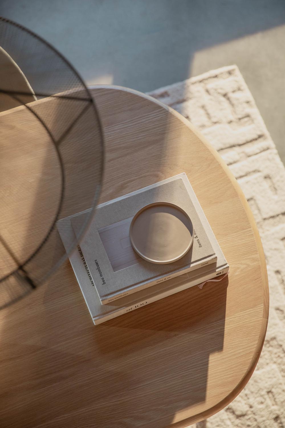 Vielseitiger Esstisch aus Eichenholz, ausziehbar von 180 auf 240 cm, ideal für gesellige Runden und stilvolle Essbereiche.