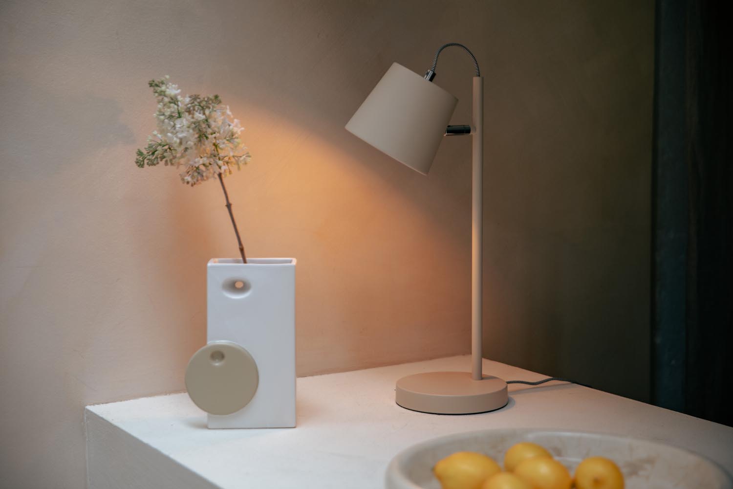 Elegante Zuiver Lampe mit verstellbarem Schnallenkopf-Design.