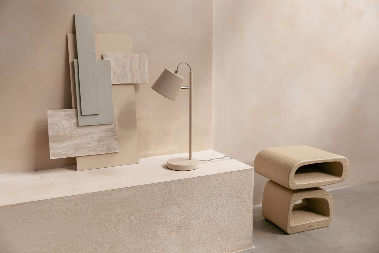 Moderne Tischlampe von Zuiver mit flexiblem Kopf für gezielte Lichtlenkung. Stilvolles Accessoire für jedes Zuhause.