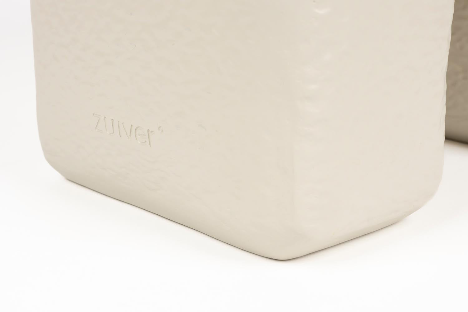 Der Hermit Beistelltisch von Zuiver vereint modernes Design mit Funktionalität. Seine organischen Formen und die besondere Noppenstruktur machen ihn zum idealen Blickfang.