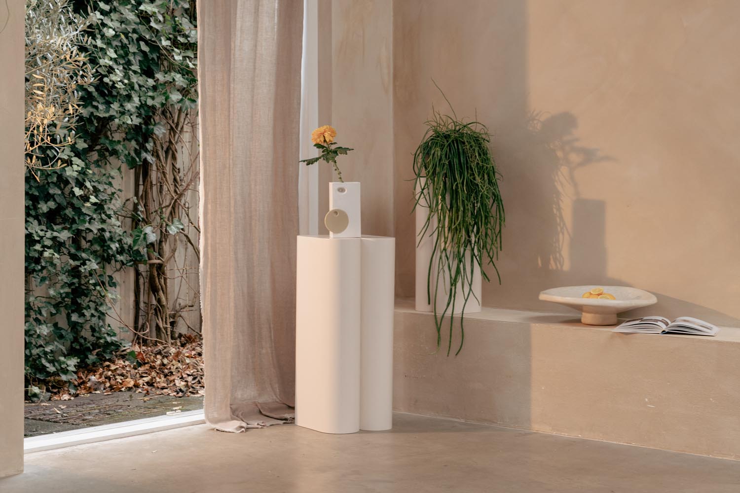 Stilvolles 2er-Set Shape-Pflanzenständer von Zuiver. Robustes Metall, moderne Ästhetik, perfekt für Ihre Pflanzenarrangements.