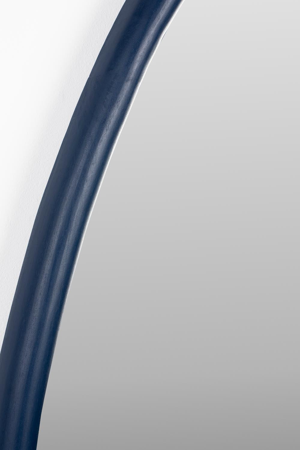 Moderner Spiegel mit edlem Mangoholzrahmen für zeitlose Eleganz.