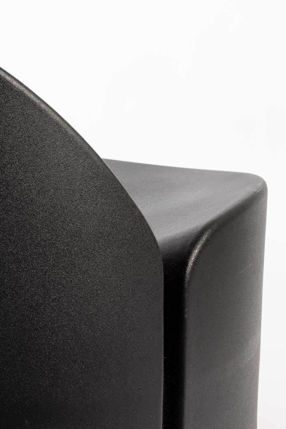 Erlebe den Bloom Loungesessel von Zuiver: Ein stilvolles Möbelstück aus 100% recyceltem Plastik, das Nachhaltigkeit und Design harmonisch verbindet.