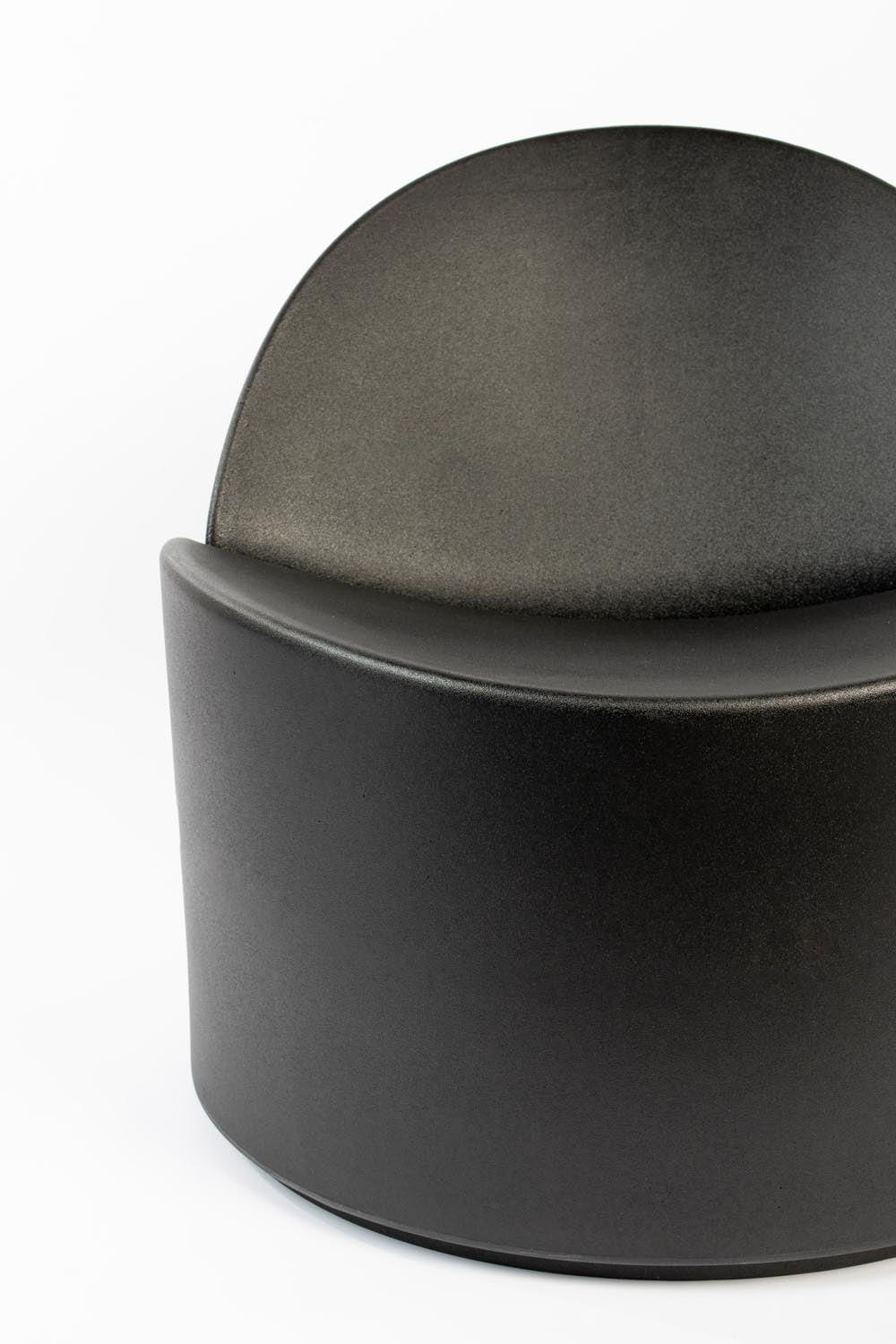 Erlebe den Bloom Loungesessel von Zuiver: Ein stilvolles Möbelstück aus 100% recyceltem Plastikmüll, das Nachhaltigkeit und Eleganz vereint.