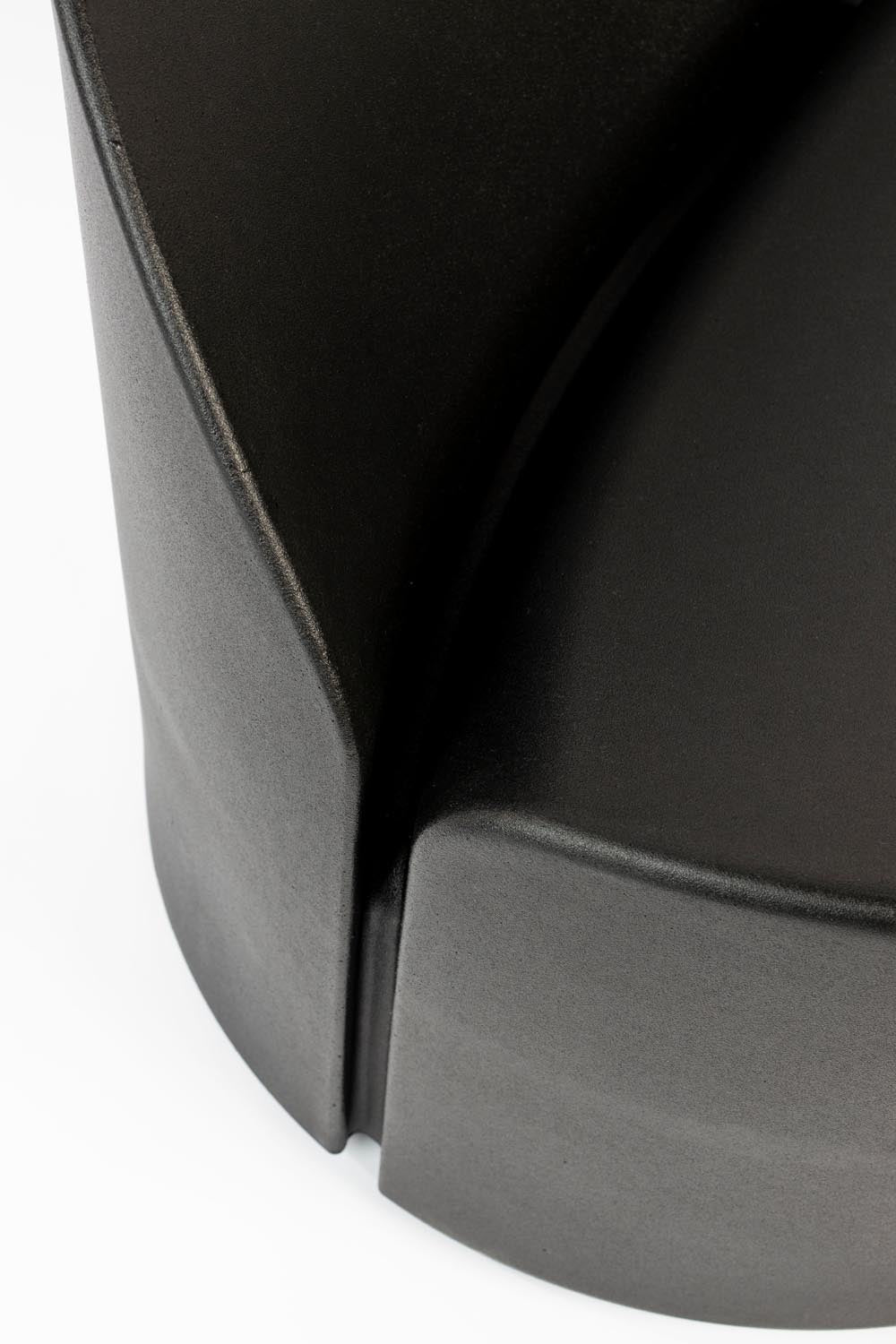 Entdecke den Bloom Loungesessel von Zuiver: Ein skulpturaler Sitz aus recyceltem Plastikmüll, der Schönheit und Umweltbewusstsein vereint.