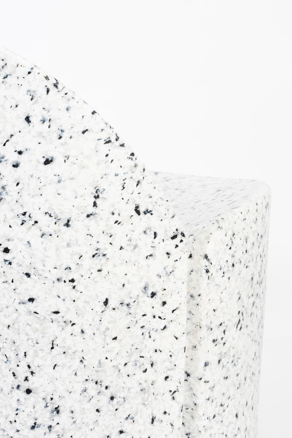 Bloom Loungesessel von Zuiver: Nachhaltige Eleganz aus recyceltem Plastikmüll in stilvollem Terrazzo-Design.