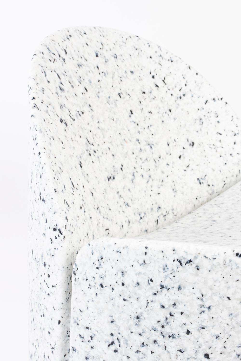 Bloom Loungesessel von Zuiver: Nachhaltiger Komfort aus recyceltem Plastikmüll in eleganten Farben. Entdecken Sie skulpturales Design!