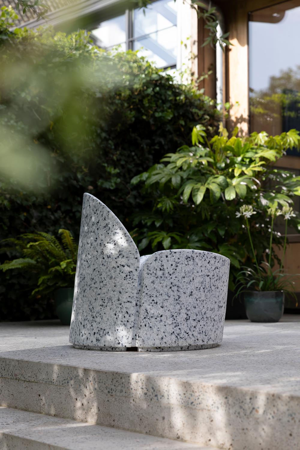 Bloom Loungesessel von Zuiver: Nachhaltige Eleganz aus recyceltem Plastikmüll in stilvollem Terrazzo-Design.