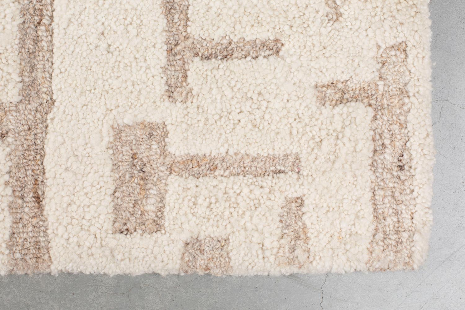 Stilvoller Hills Teppich 160x230 von Zuiver: Handgewebt aus 100% Wolle, schmutzabweisend und langlebig. Perfekt für Ihr Zuhause!