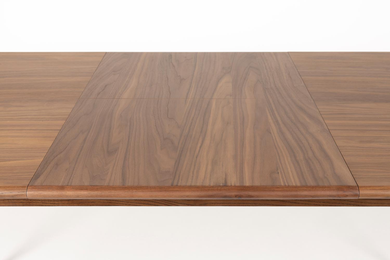 Der Twist Tisch in Walnuss vereint stilvolles Design und Funktionalität. Ideal für kleine Räume, lässt er sich mühelos von 180 auf 240 cm erweitern.