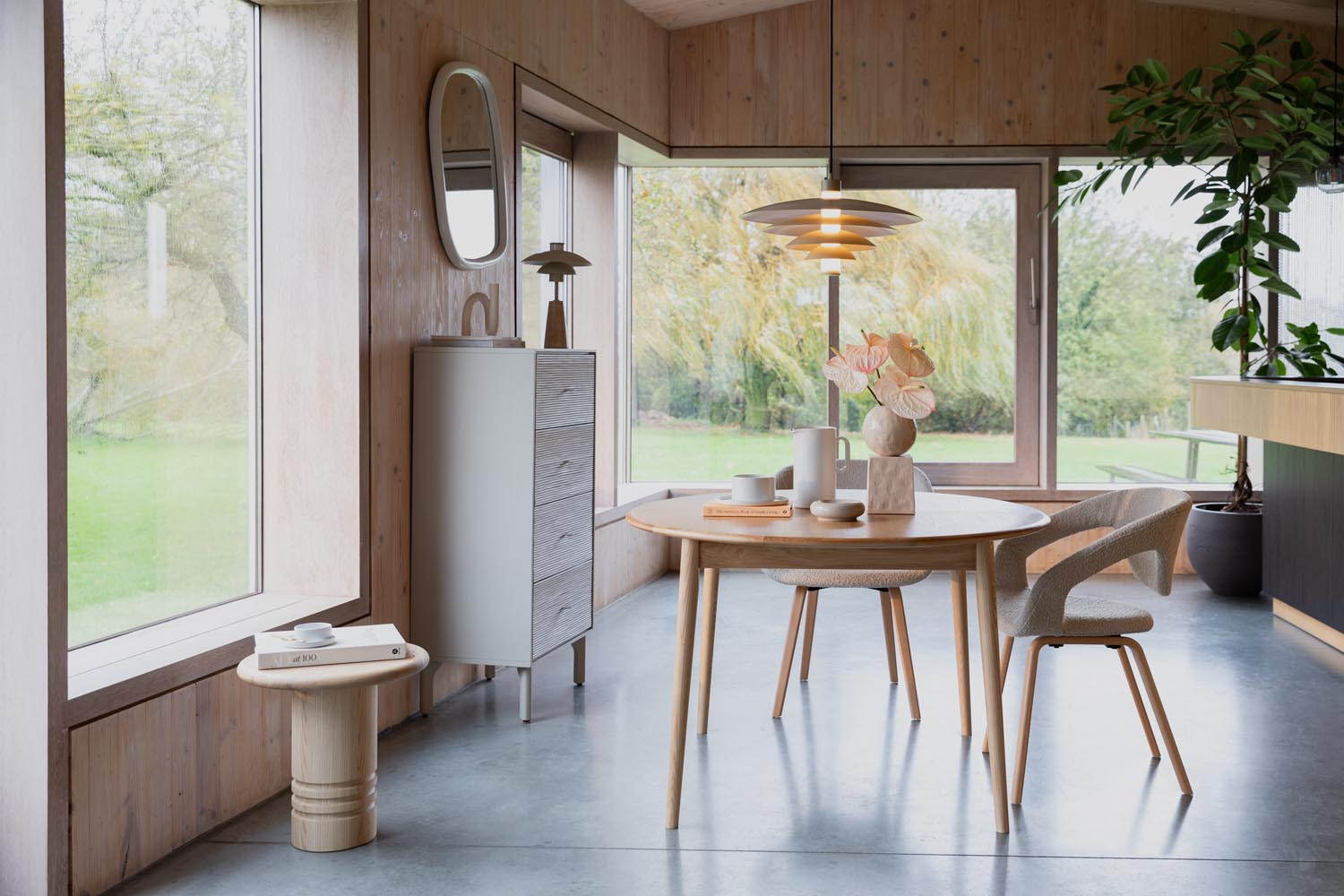 Entdecken Sie den stilvollen Twist Tisch von Zuiver, rund aus Eiche, der sich flexibel auf 160 cm erweitern lässt – ideal für gesellige Runden!