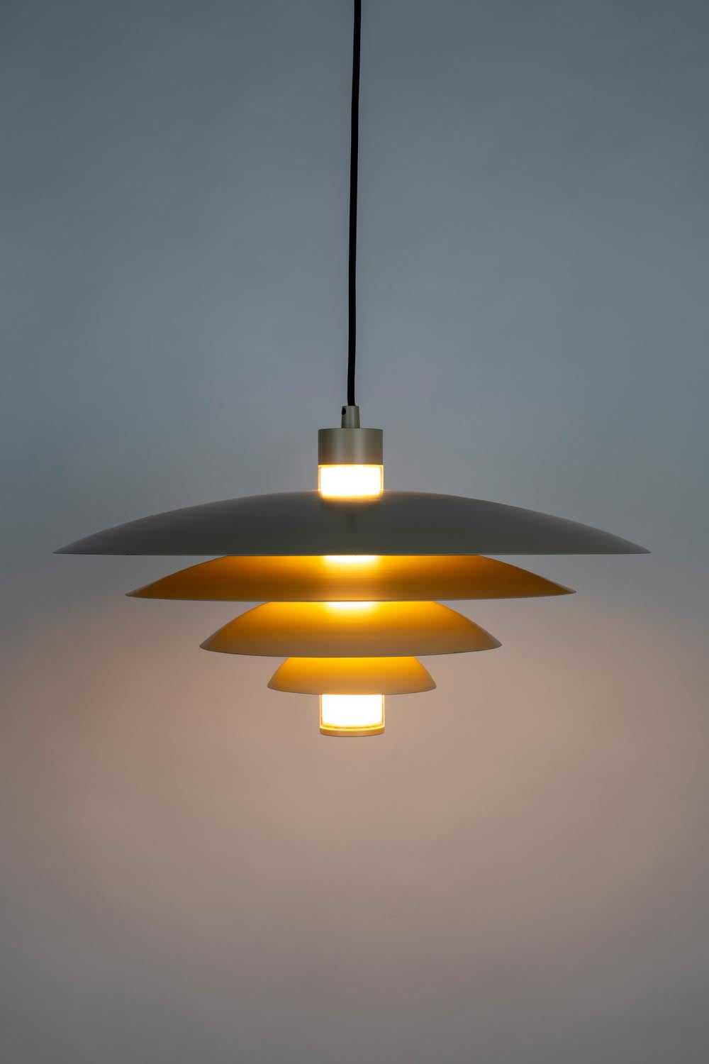 Cole Pendelleuchte von Zuiver: Elegante Lichtquelle mit einzigartigem Design, inspiriert von der Natur. Perfekt für eine warme Atmosphäre im Esszimmer.