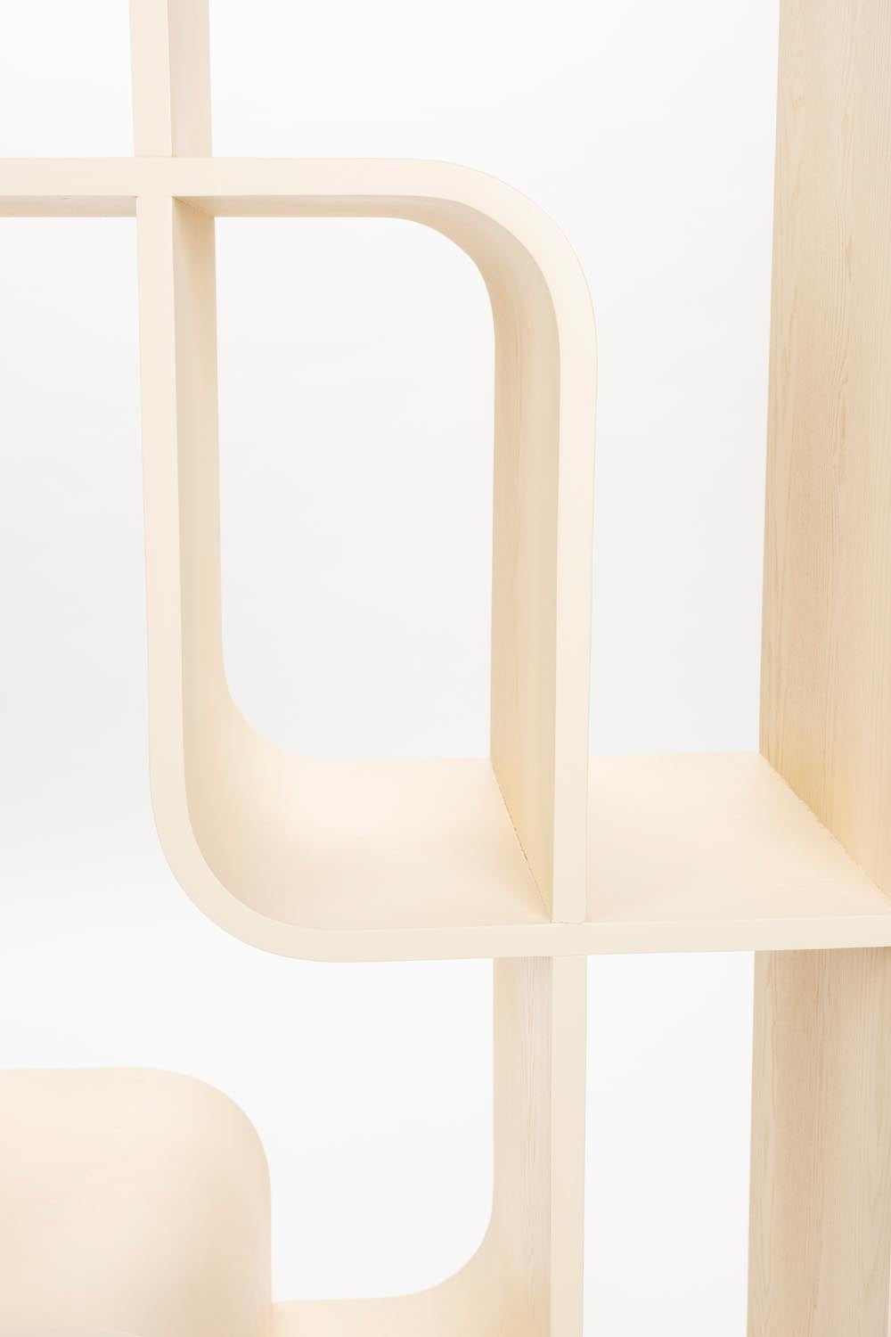 Entdecke das stilvolle Seven Regal von Zuiver in Beige – ein elegantes Möbelstück mit sieben Bögen, ideal für moderne Wohnkonzepte.