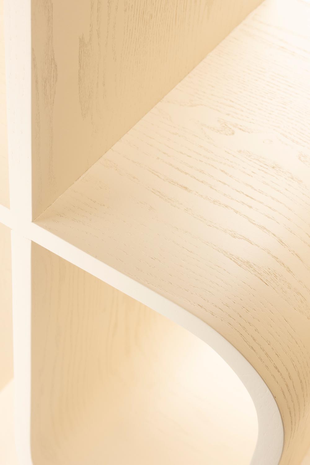 Das Seven Regal von Zuiver in Beige vereint modernes Design mit Funktionalität. Seine sieben Bögen und das feine Eichenfurnier machen es zum perfekten Akzent für helle, stilvolle Räume.