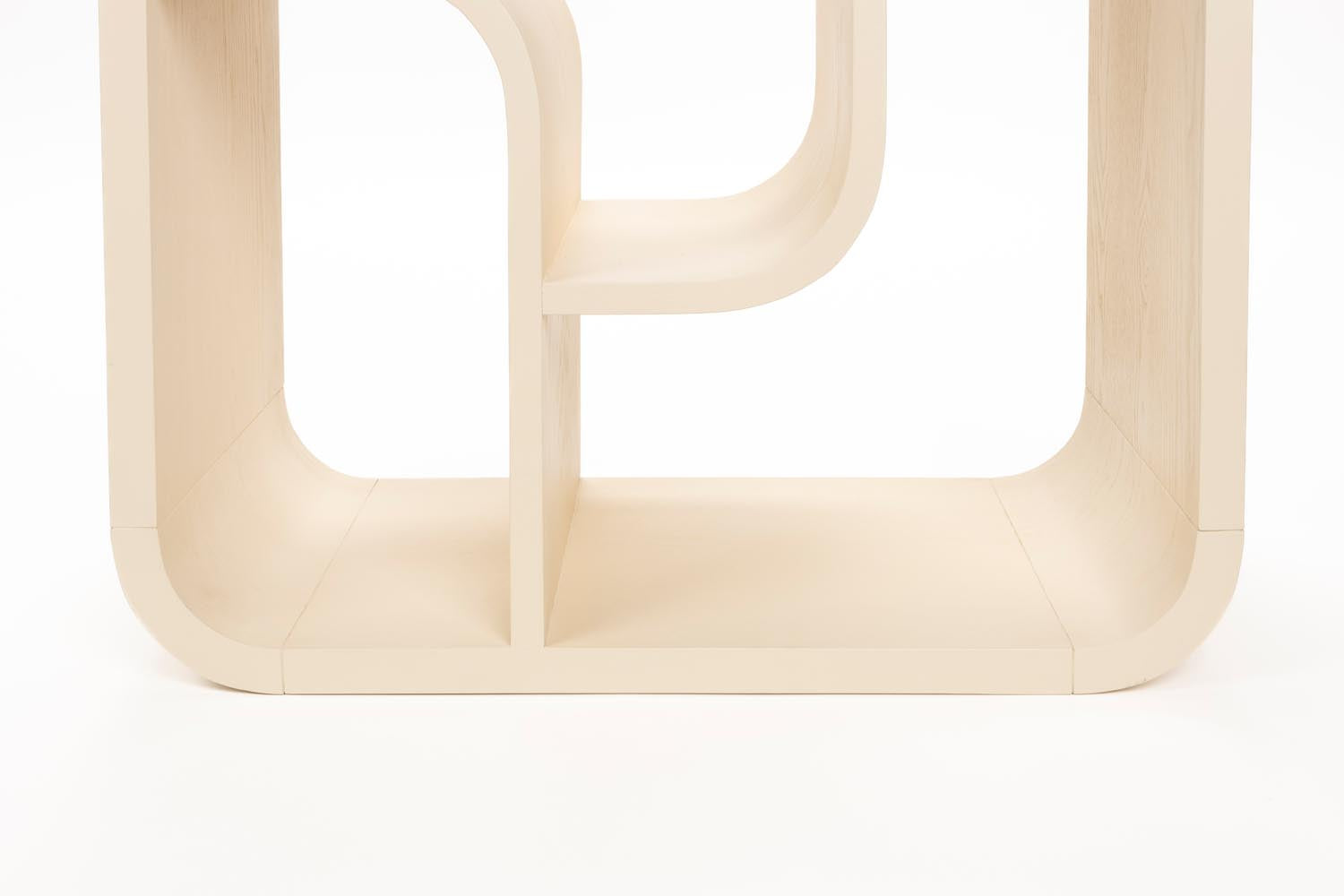 Das Seven Regal von Zuiver vereint modernes Design mit hellem Eichenfurnier. Flexibel einsetzbar, bringt es Eleganz in jeden Raum.