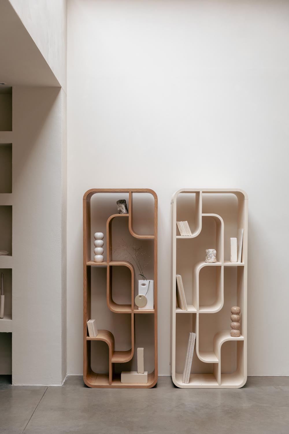 Entdecke das stilvolle Seven Regal von Zuiver in Beige. Mit sieben Bögen und hochwertigem Eichenfurnier bringt es Eleganz und Flexibilität in moderne Wohnräume.