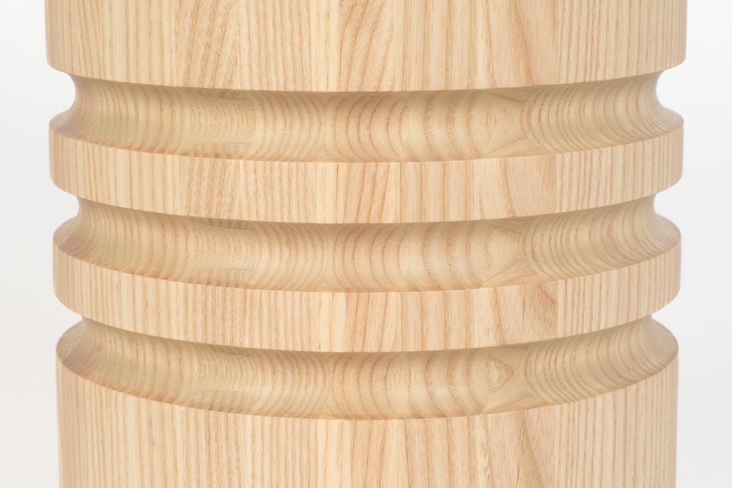 Chunk Beistelltisch: Eleganz und Funktionalität in massiver Eiche, ideal für jeden Raum.