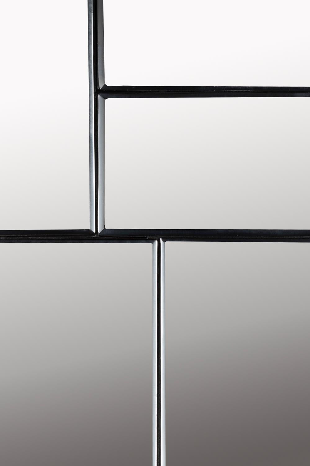 Glamour Spiegel von Zuiver: Ein luxuriöses Statement-Piece mit facettierten Kanten und hochwertigem Metallrahmen für stilvolle Räume.