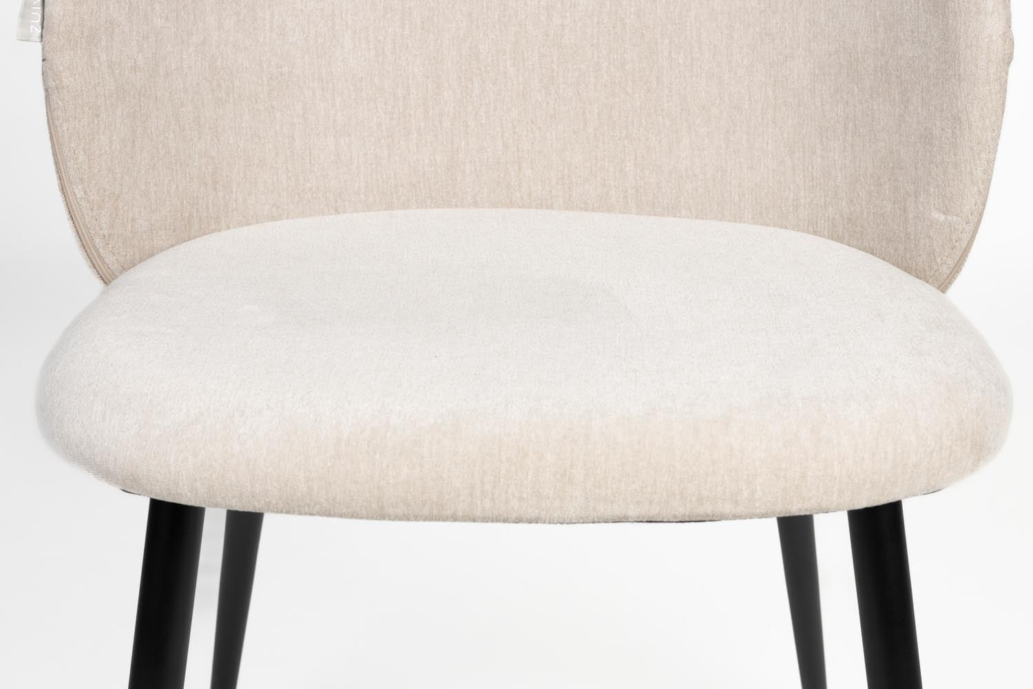 Erleben Sie den Cozy Stuhl von Zuiver: Hochwertige Materialien, ergonomisches Design und vielseitige Einsatzmöglichkeiten für Ihr Zuhause.