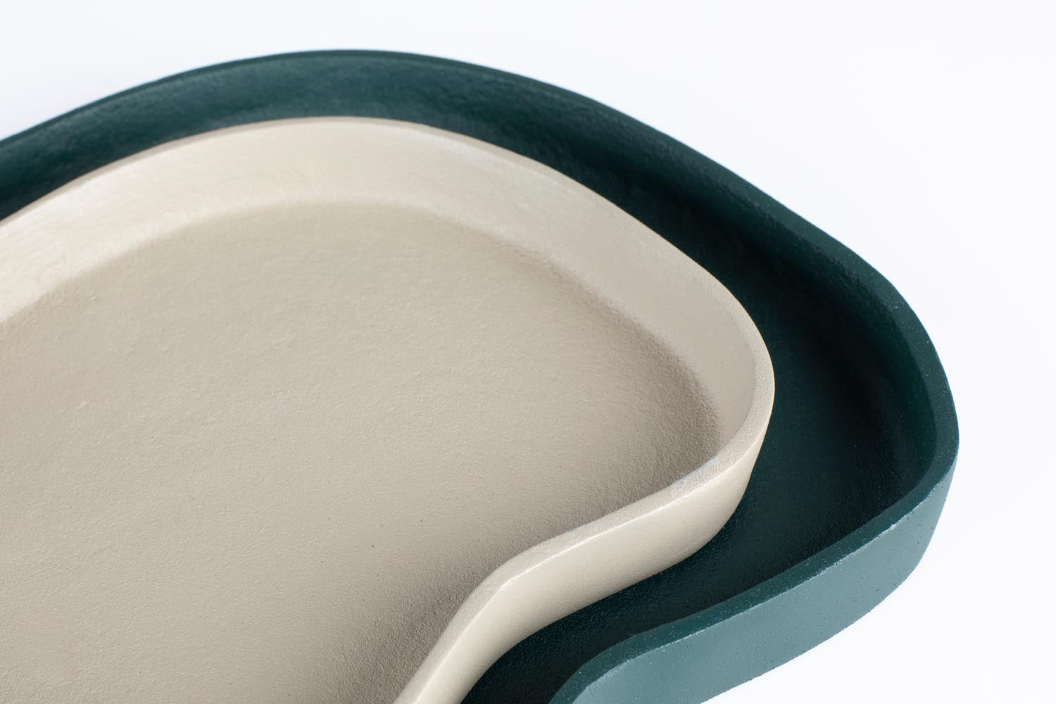 Stilvolle Zuiver Revolt Tabletts: 2er-Set in Grün und Elfenbein.