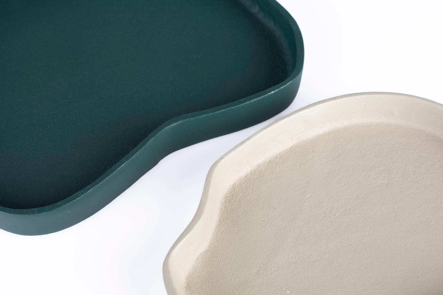 Praktische und elegante Revolt Tabletts im 2er-Set in Grün/Elfenbein von Zuiver. Ideal zum Servieren und Dekorieren.