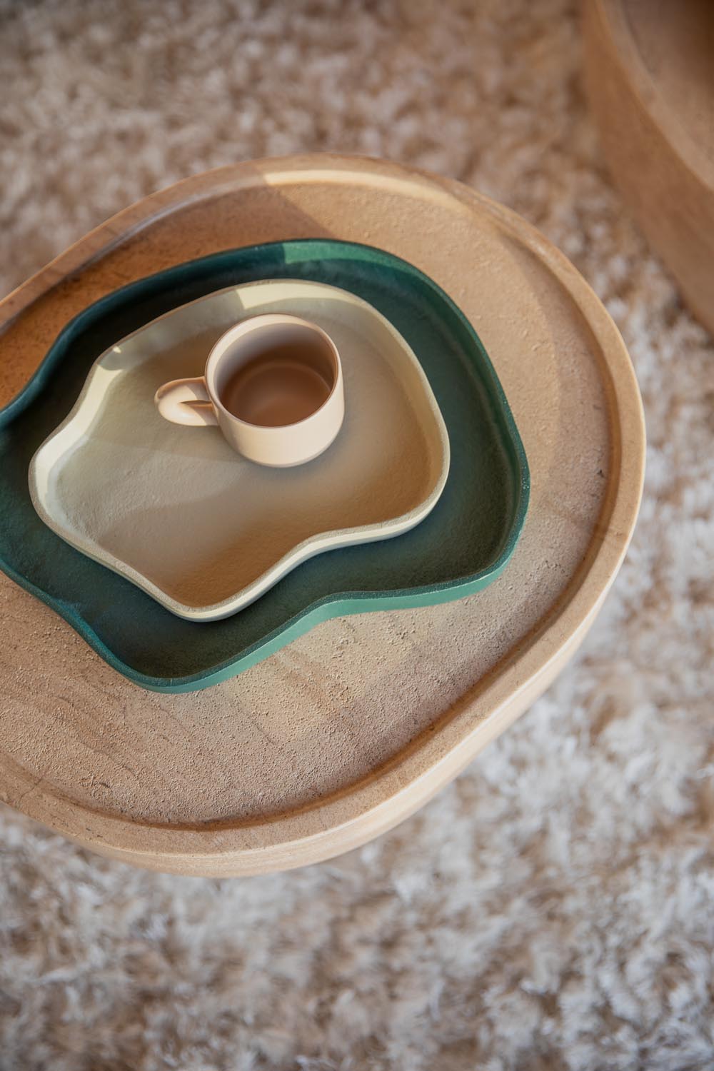 Elegante Revolt Tabletts in Grün/Elfenbein: Perfekt für Snacks, Deko oder als Organizer, aus robustem Aluminium gefertigt.