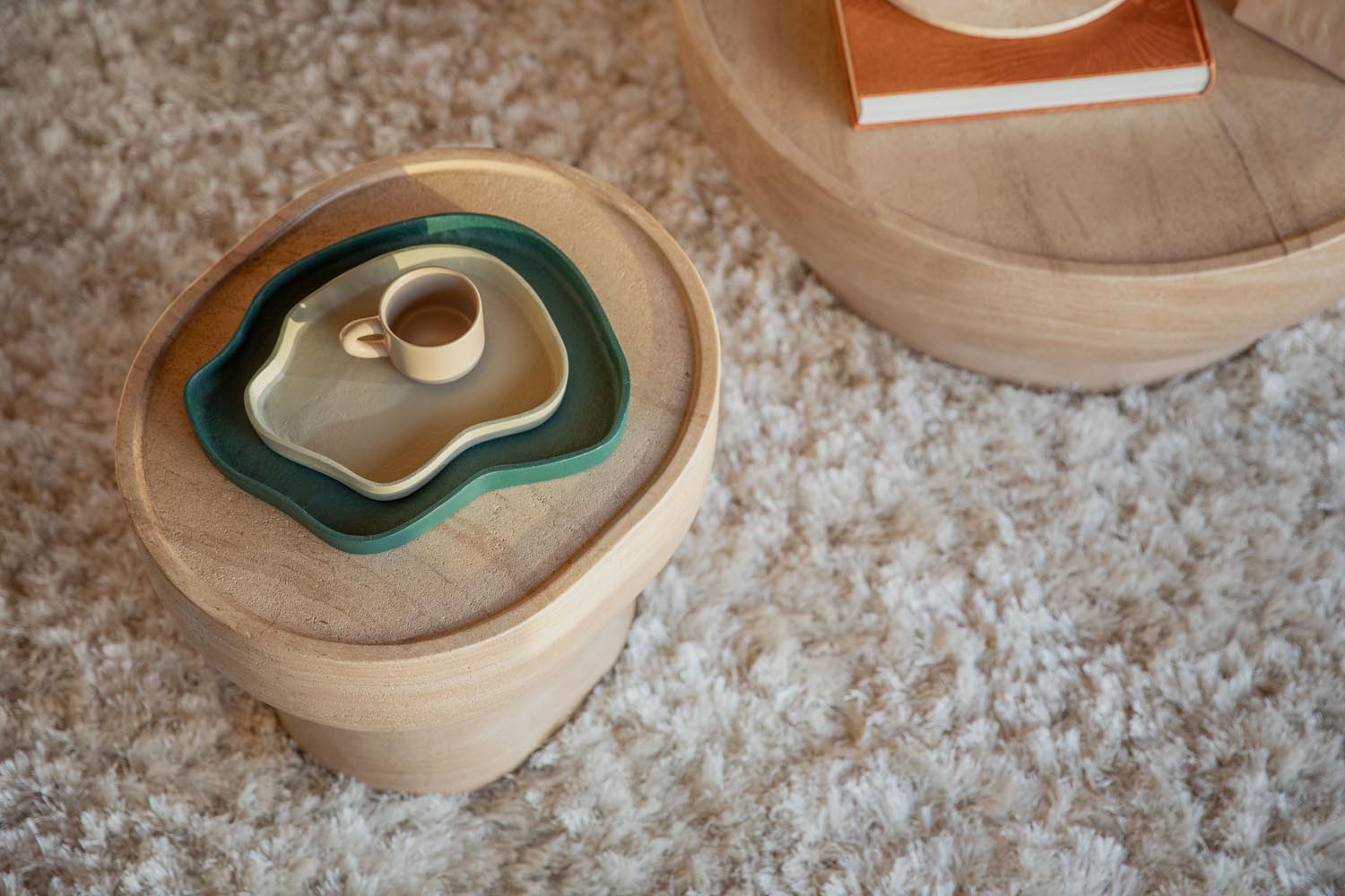 Stilvolle Revolt Tabletts im 2er-Set in Grün und Elfenbein: Ideal zum Servieren, Dekorieren oder Organisieren, aus langlebigem, pflegeleichtem Aluminium.