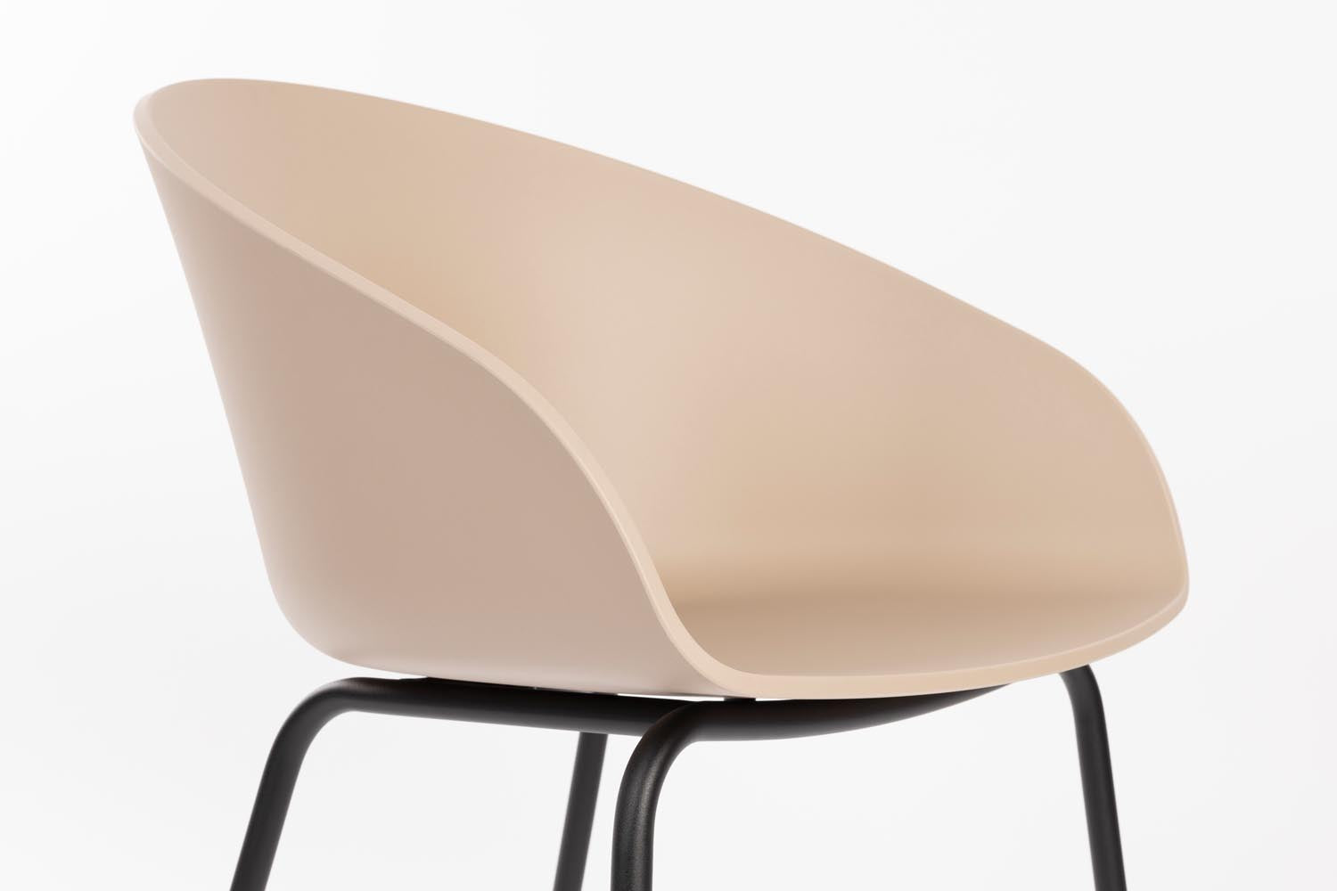 Erlebe den Void Sessel Latte Brown von Zuiver: Ein eleganter, umweltfreundlicher Stuhl aus recycelten Materialien, der Komfort und modernes Design vereint.