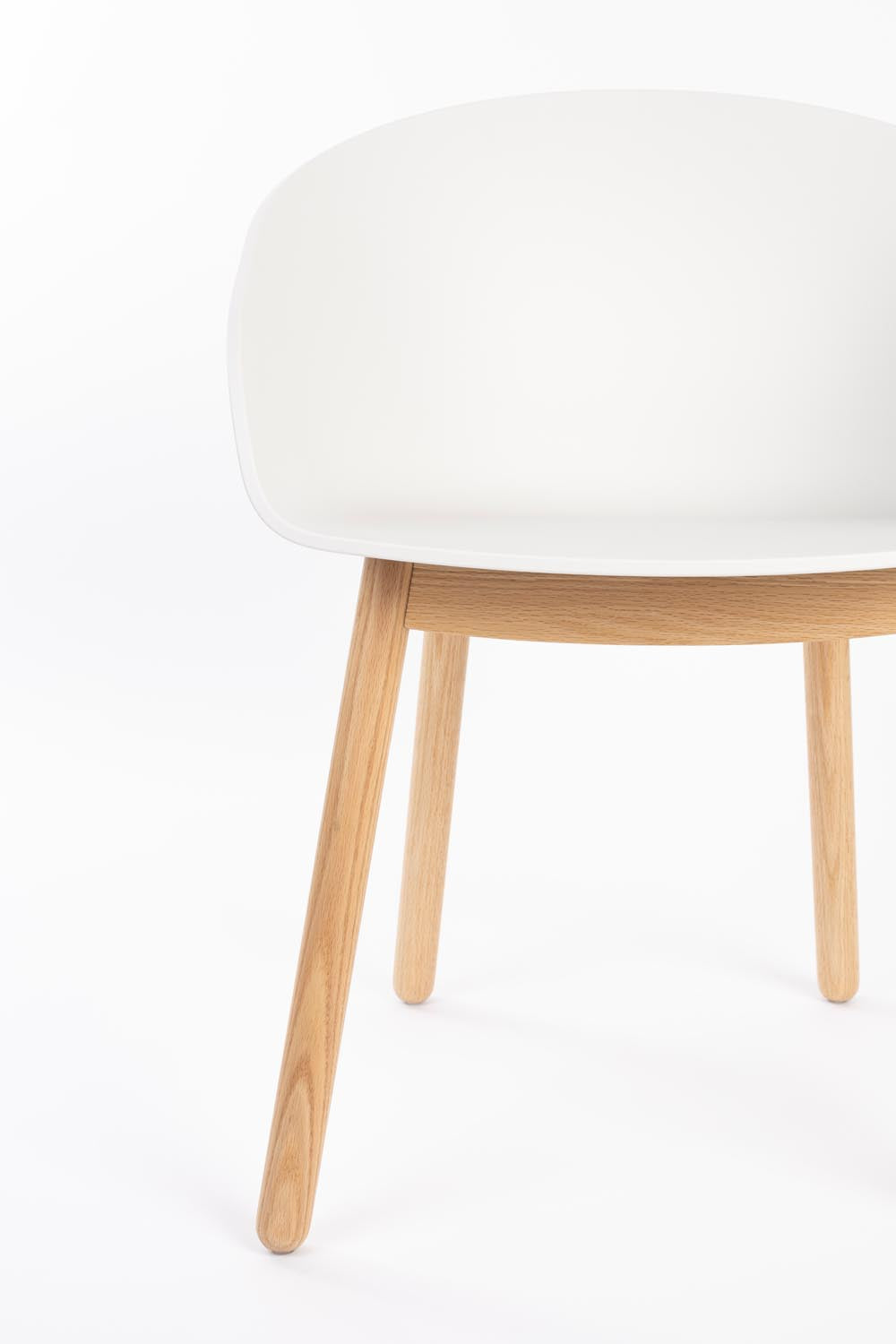 Kompakter Void Sessel aus recyceltem Material und Eiche, ideal für nachhaltige und stilvolle Einrichtung. Entdecke die Vielfalt!