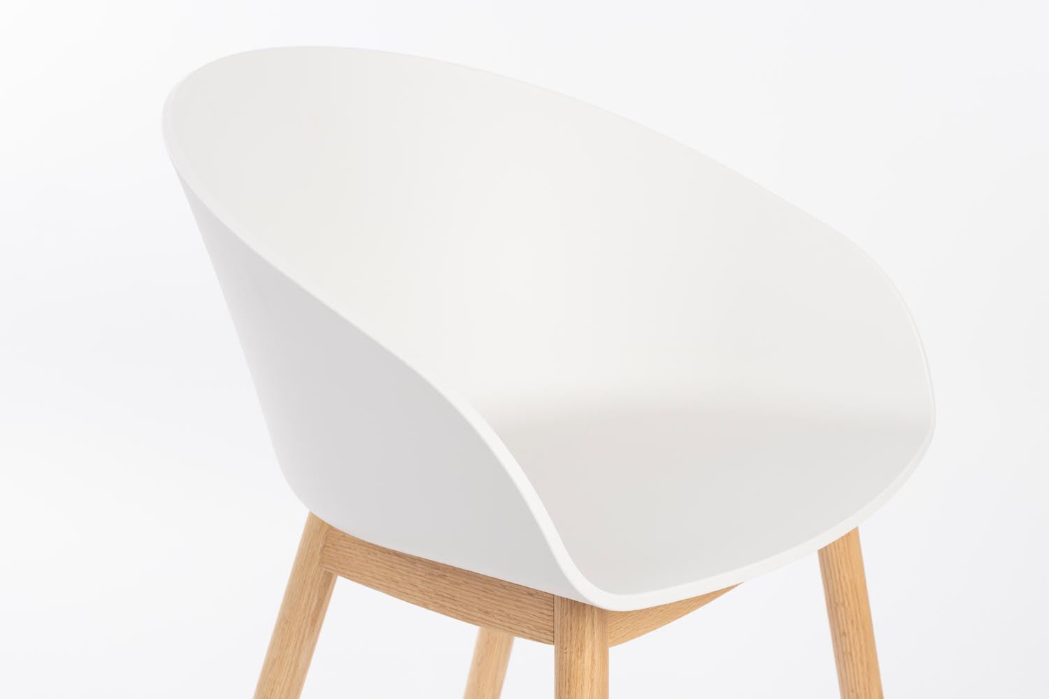 Entdecke den Void Sessel von Zuiver: stilvoll, nachhaltig und bequem. Hergestellt aus recyceltem Kunststoff und Eiche, perfekt für dein Zuhause!