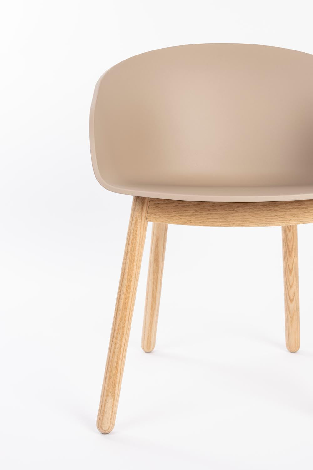 Erlebe den Void Sessel von Zuiver: Ein eleganter, umweltfreundlicher Stuhl aus recycelten Materialien und Eiche, ideal für modernes Wohnen.