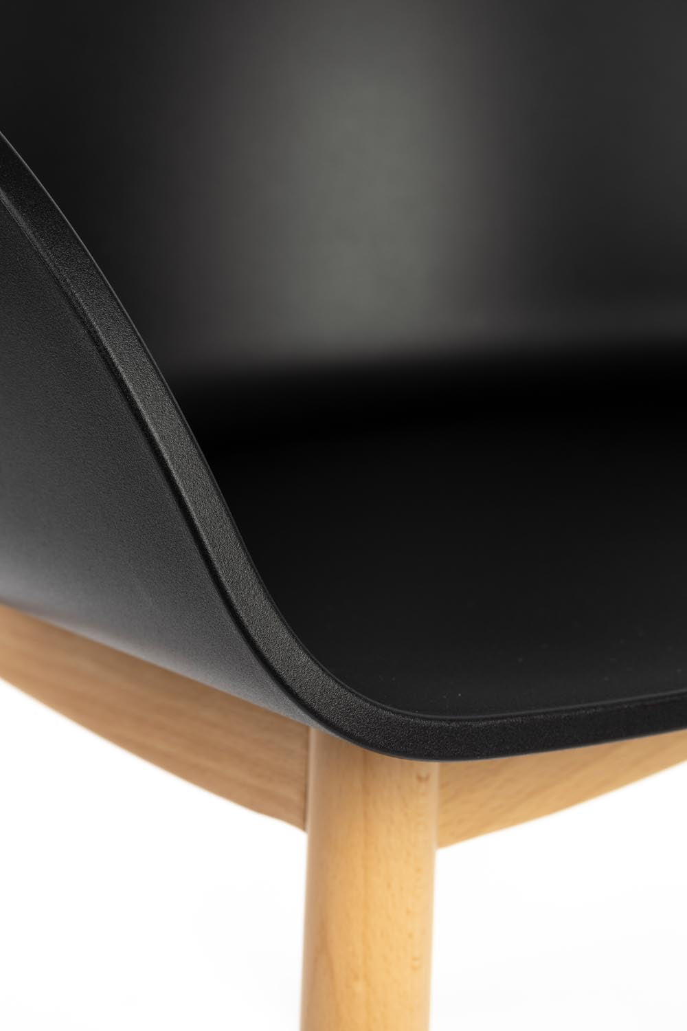 Sessel Void Eiche: Eleganter, umweltfreundlicher Stuhl aus recycelten Materialien. Perfekt für modernes Wohnen und nachhaltige Einrichtung.