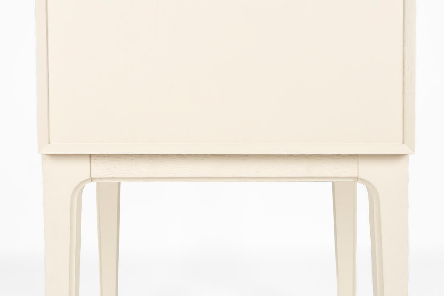 Eleganter Zuiver June Schrank mit Eichenholz und Metall-Design.