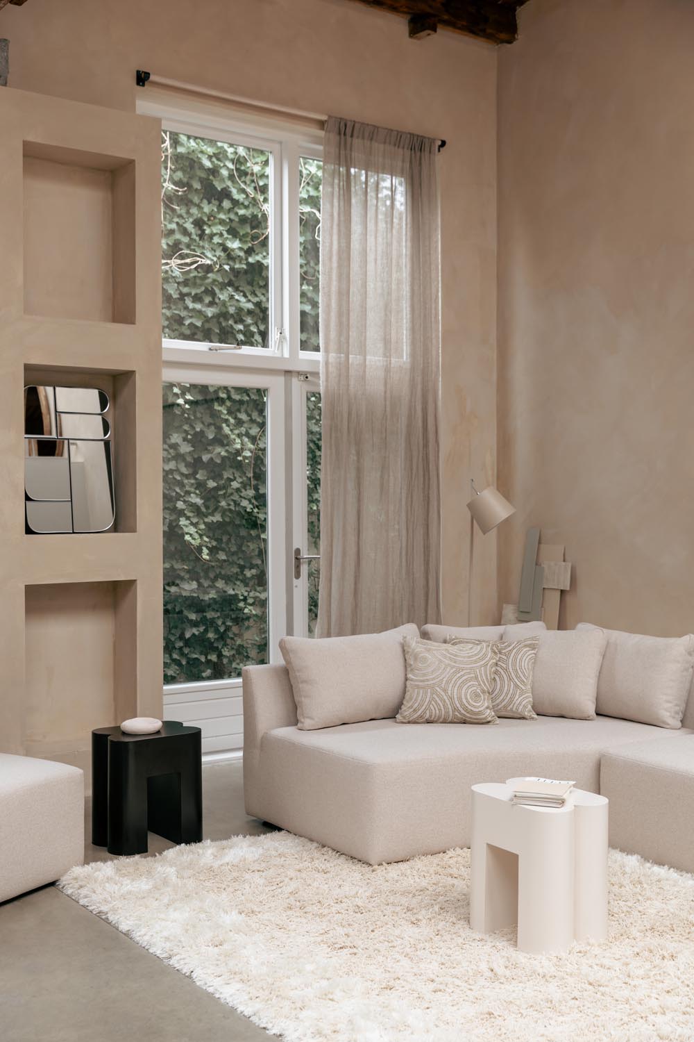 Eddy Beistelltisch von Zuiver: Moderner Tisch aus robustem Harz, ideal für jeden Raum. Pflegeleicht und vielseitig einsetzbar.