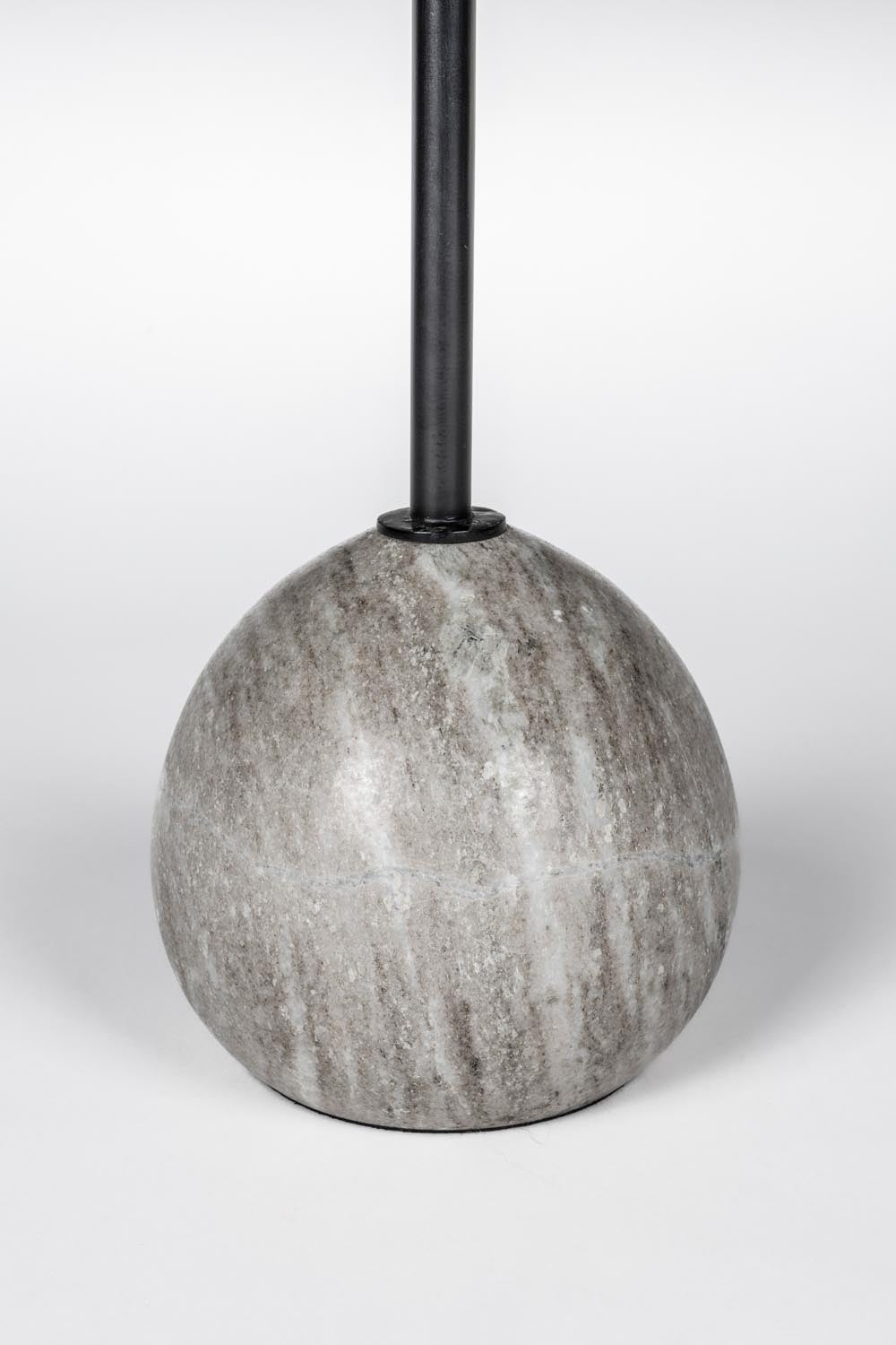 Zuiver Cocktail-Tisch: Stilvoller Akzent mit modernem Charme.