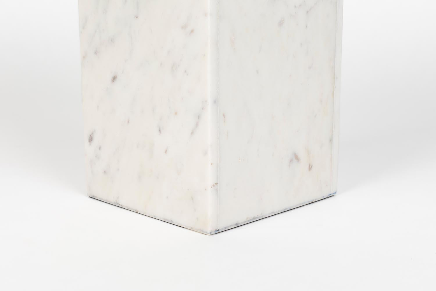 Eleganter Pride Beistelltisch von Zuiver: Marmor und Aluminium vereinen sich in einem stilvollen, vielseitigen Möbelstück für jeden Raum.