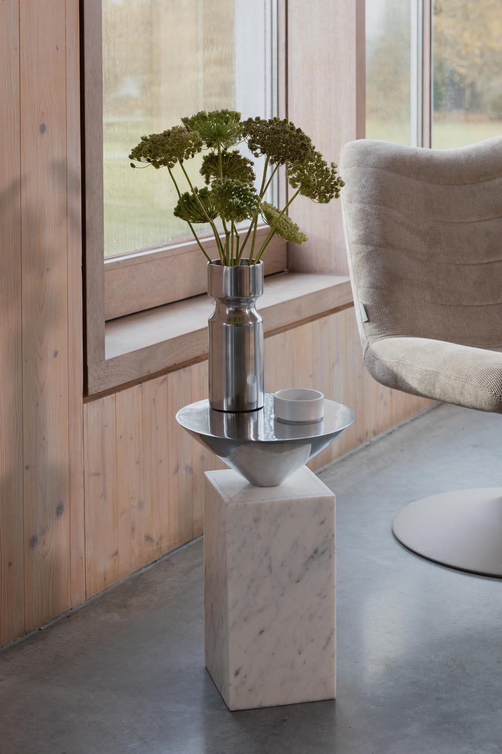 Eleganter Pride Beistelltisch von Zuiver: Marmor und Aluminium vereinen sich für zeitloses Design und vielseitige Einsatzmöglichkeiten.