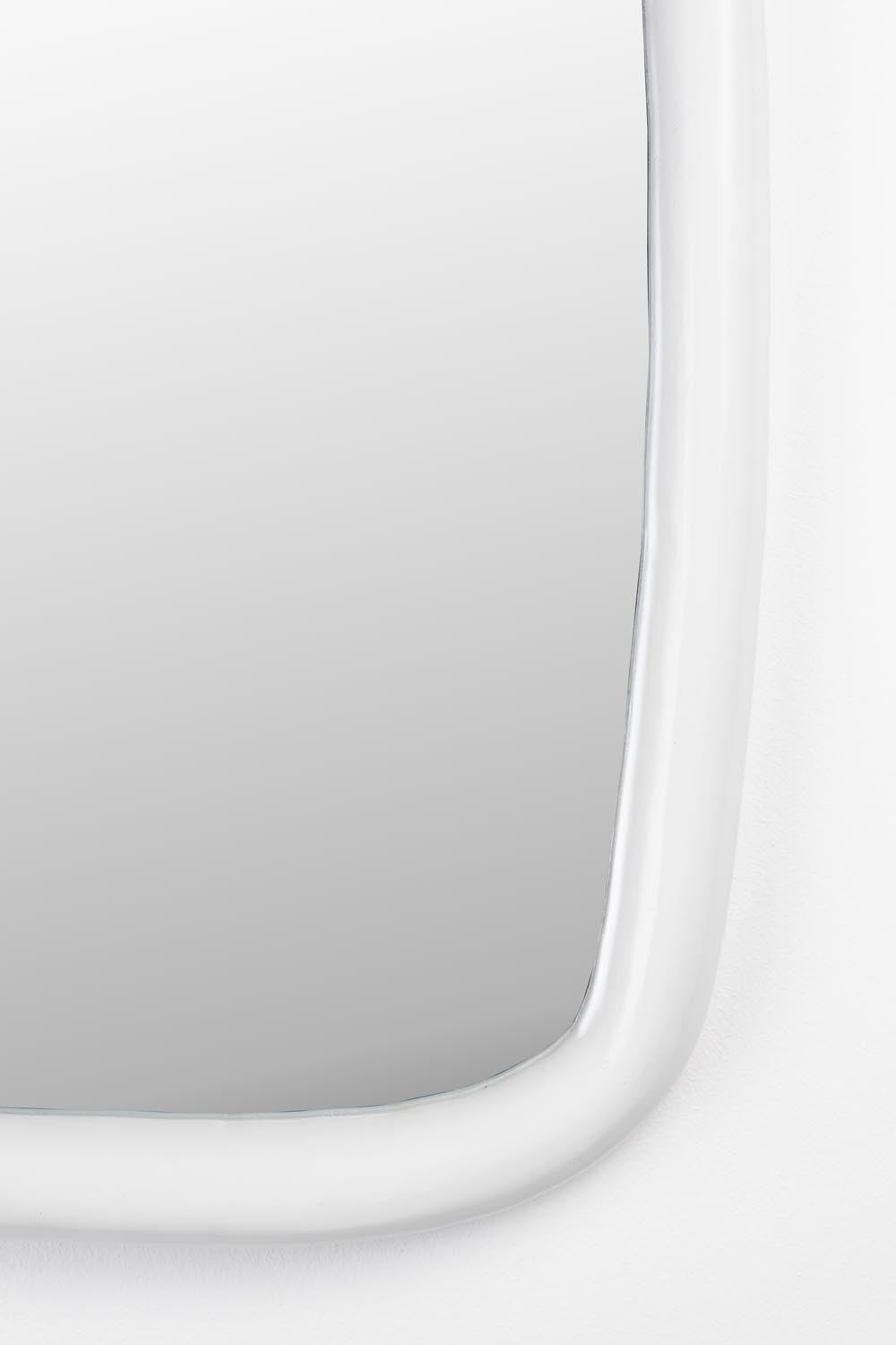 Looks Spiegel M von Zuiver: Ein elegantes Kunstwerk aus Mangoholz, das jedem Raum Stil und Ruhe verleiht. Ideal für Wohnzimmer, Schlafzimmer und Flur.