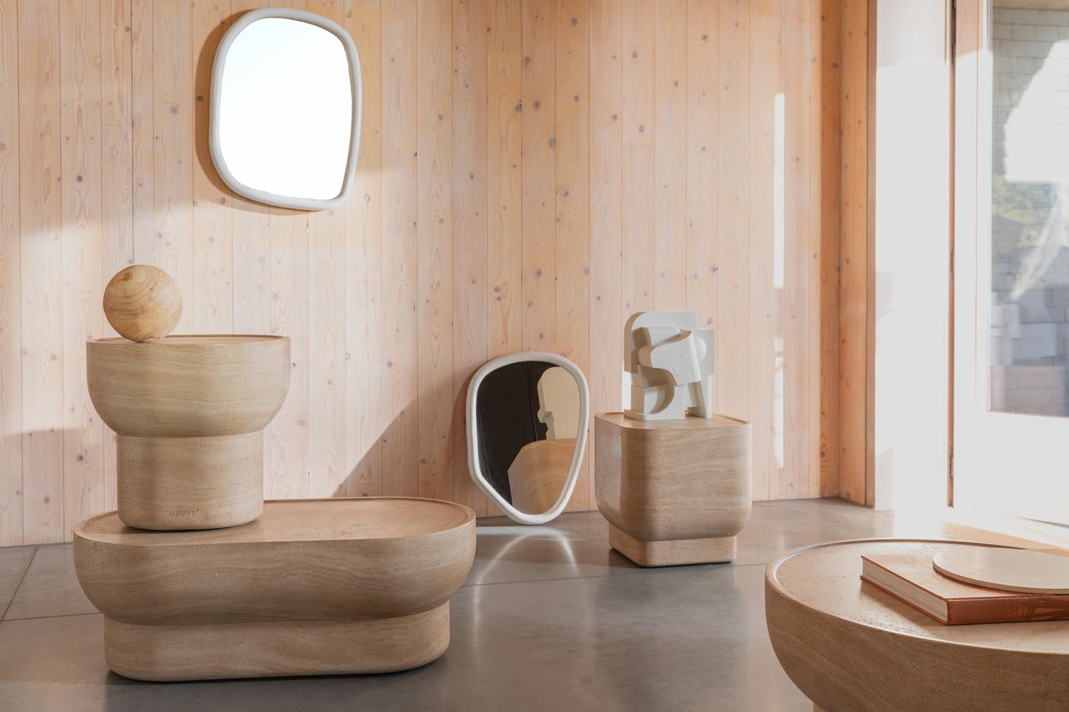 Entdecken Sie den Looks Spiegel M von Zuiver – ein stilvolles Kunstwerk aus Mangoholz, das jedem Raum Eleganz und Ruhe verleiht.